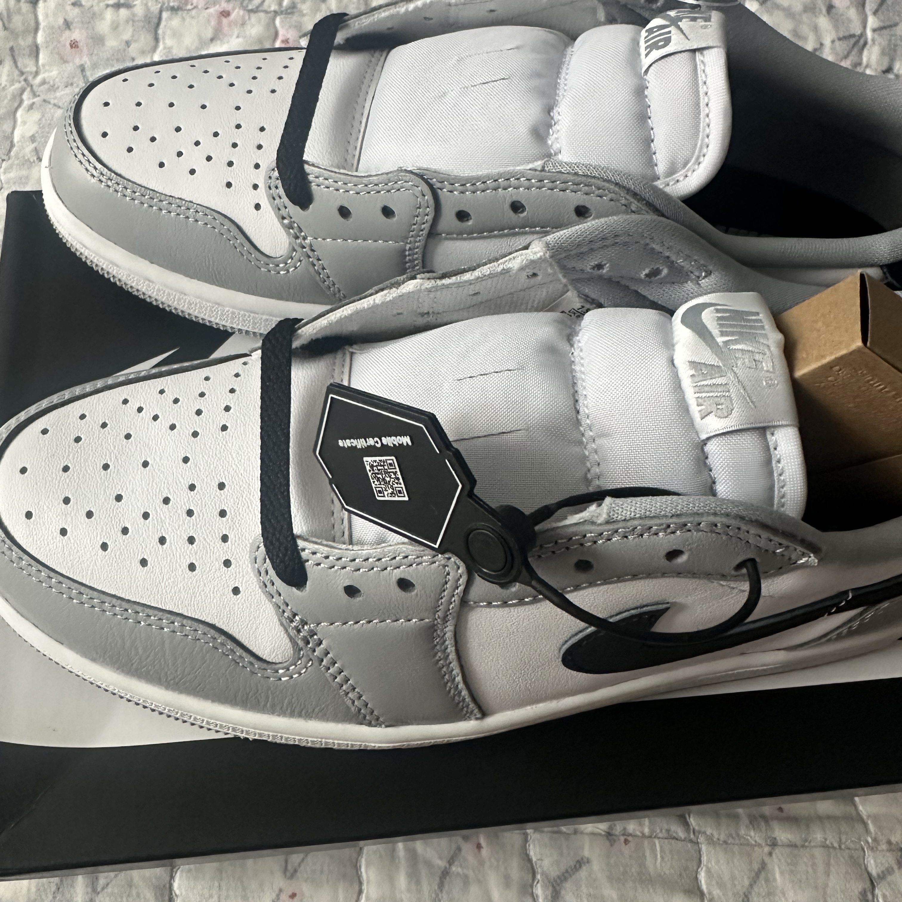 Jordan 1 Retro Low OG Wolf Grey and White 착용 스타일 - 2