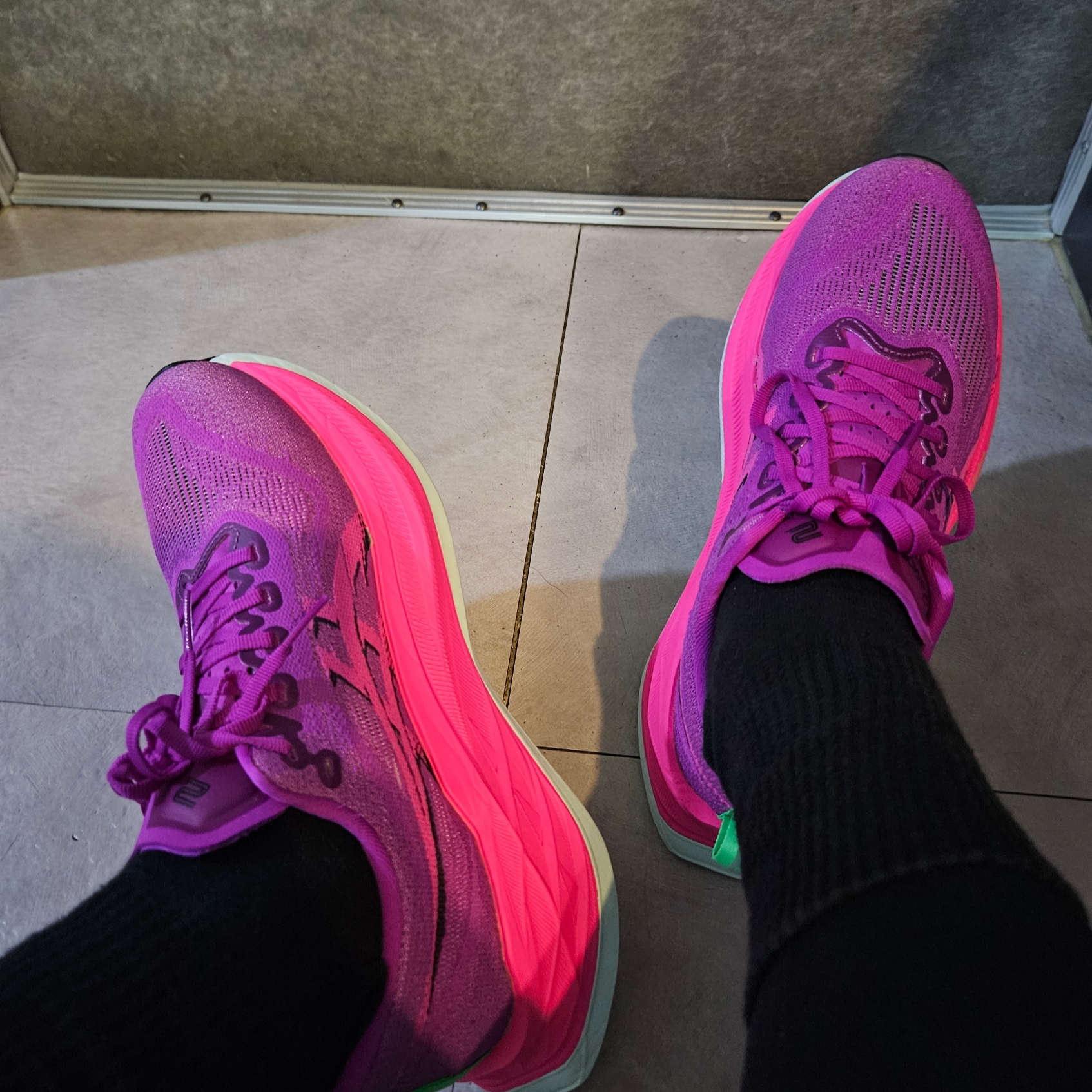 Asics Superblast 2 Bold Magenta Pink Glo 착용 스타일