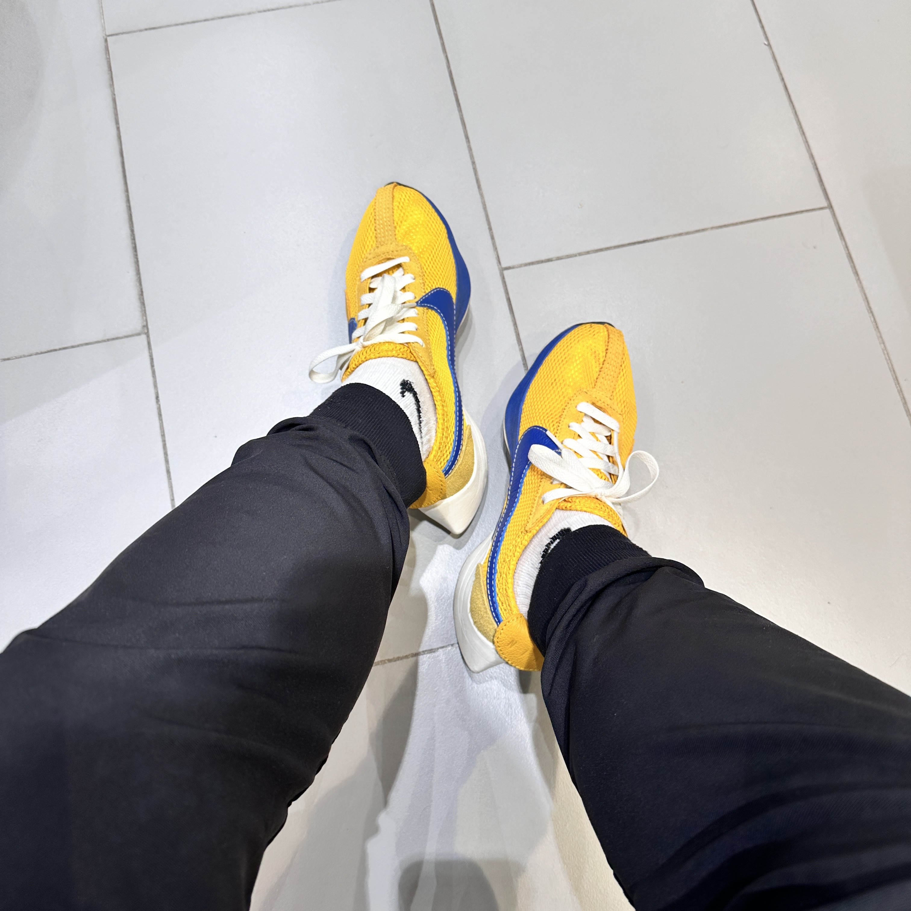 Nike Moon Racer Yellow Ochre Gym Blue 착용 스타일 - 2