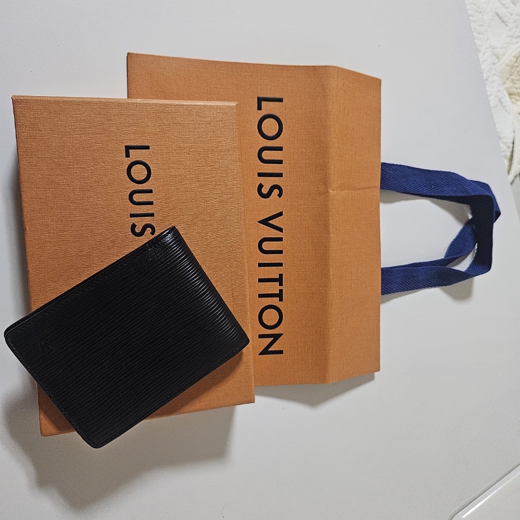 Louis Vuitton Multiple Wallet Epi Black 착용 스타일