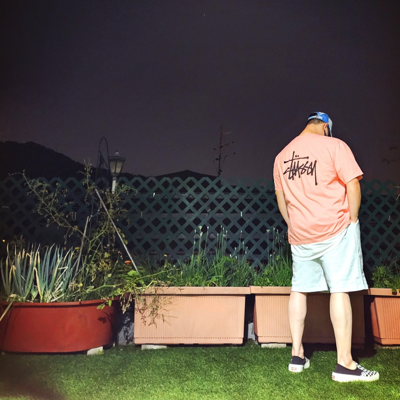Stussy Basic Stussy Pigment Dyed T-Shirt Coral 2024, Vans Checkerboard Comfycush One Black 착용 스타일 - 3