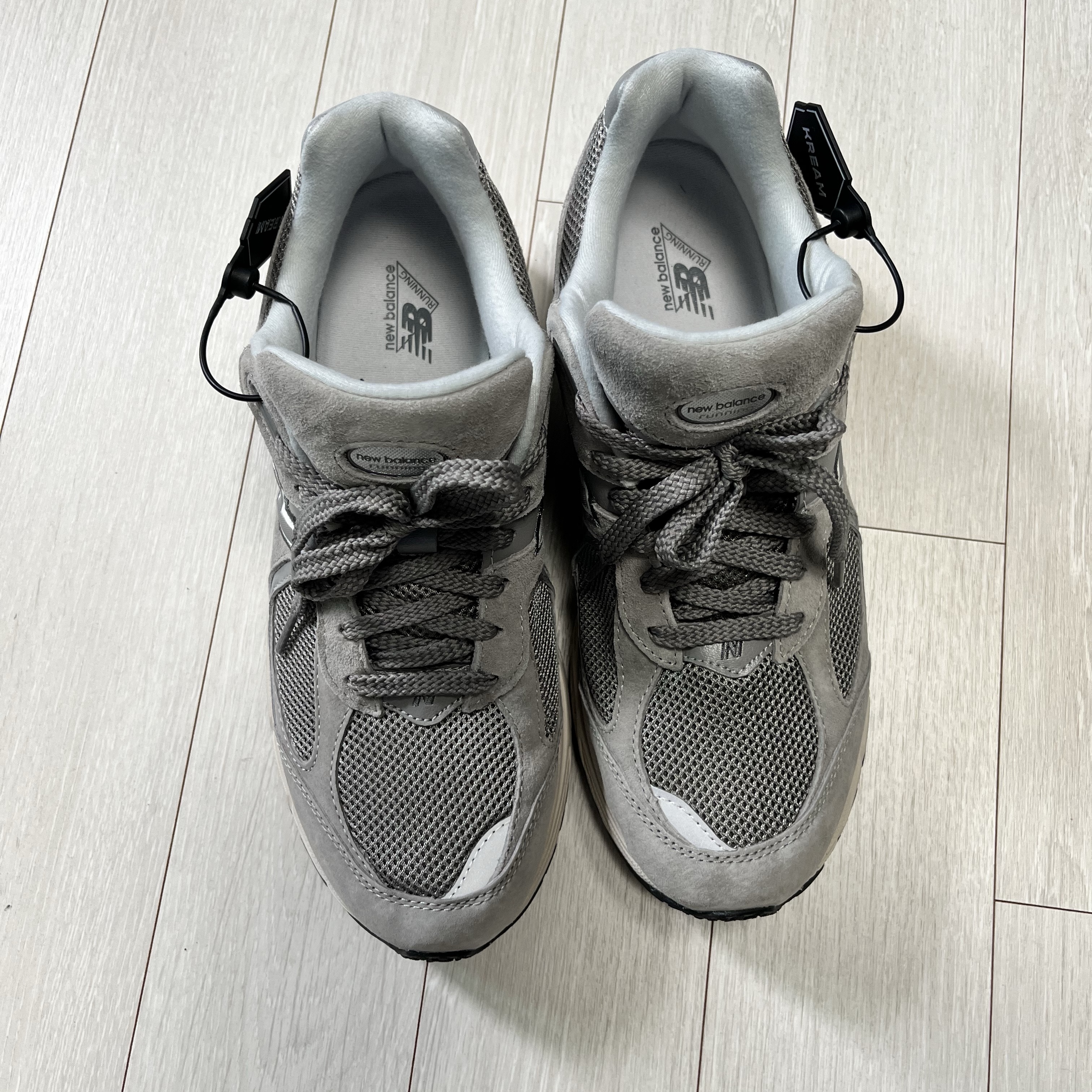 New Balance 2002R Grey 착용 스타일 - 1