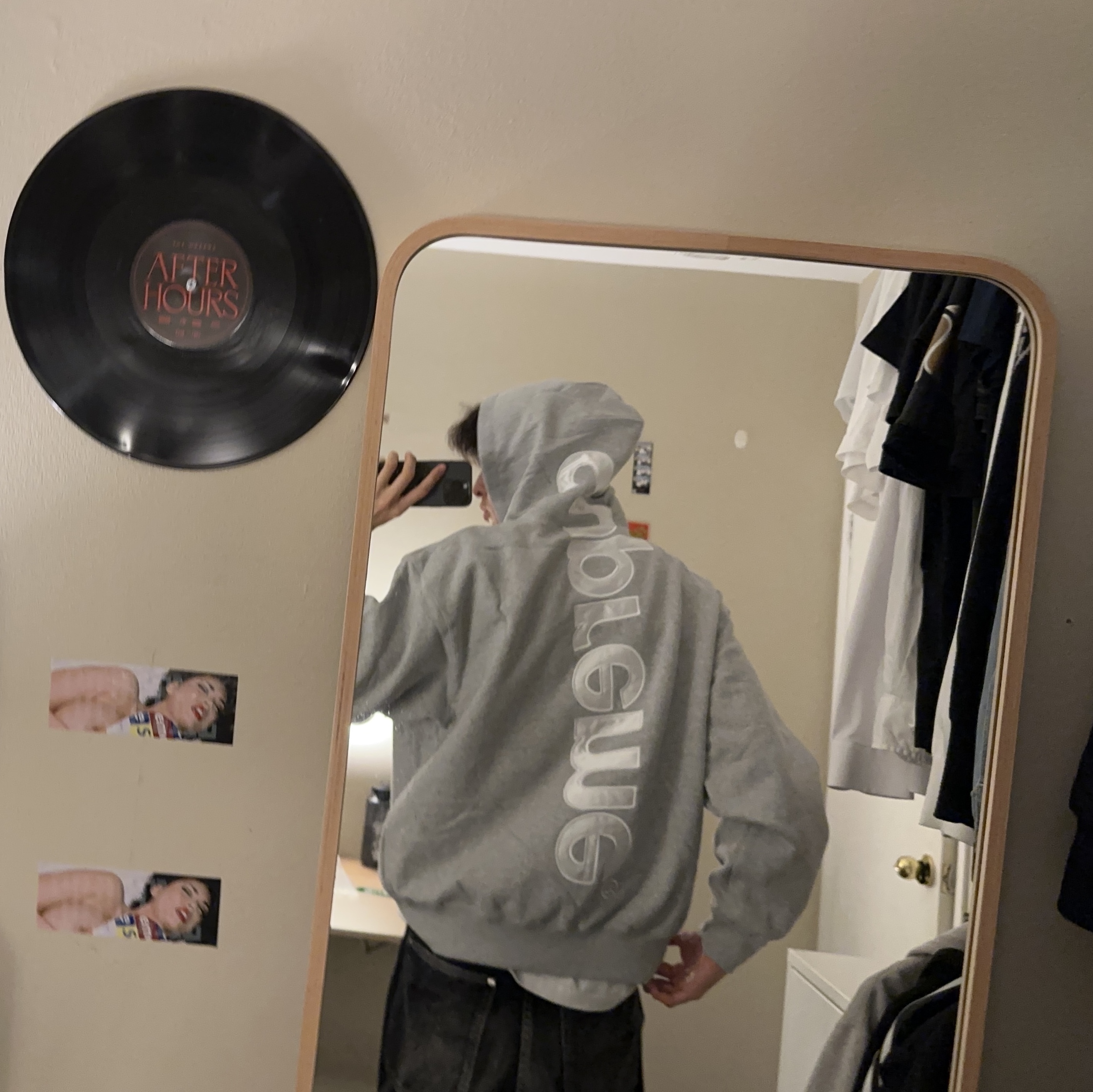 Supreme Satin Applique Hooded Sweatshirt Black - 24FW, Supreme Satin Applique Hooded Sweatshirt Heather Grey - 24FW 착용 스타일 - 3