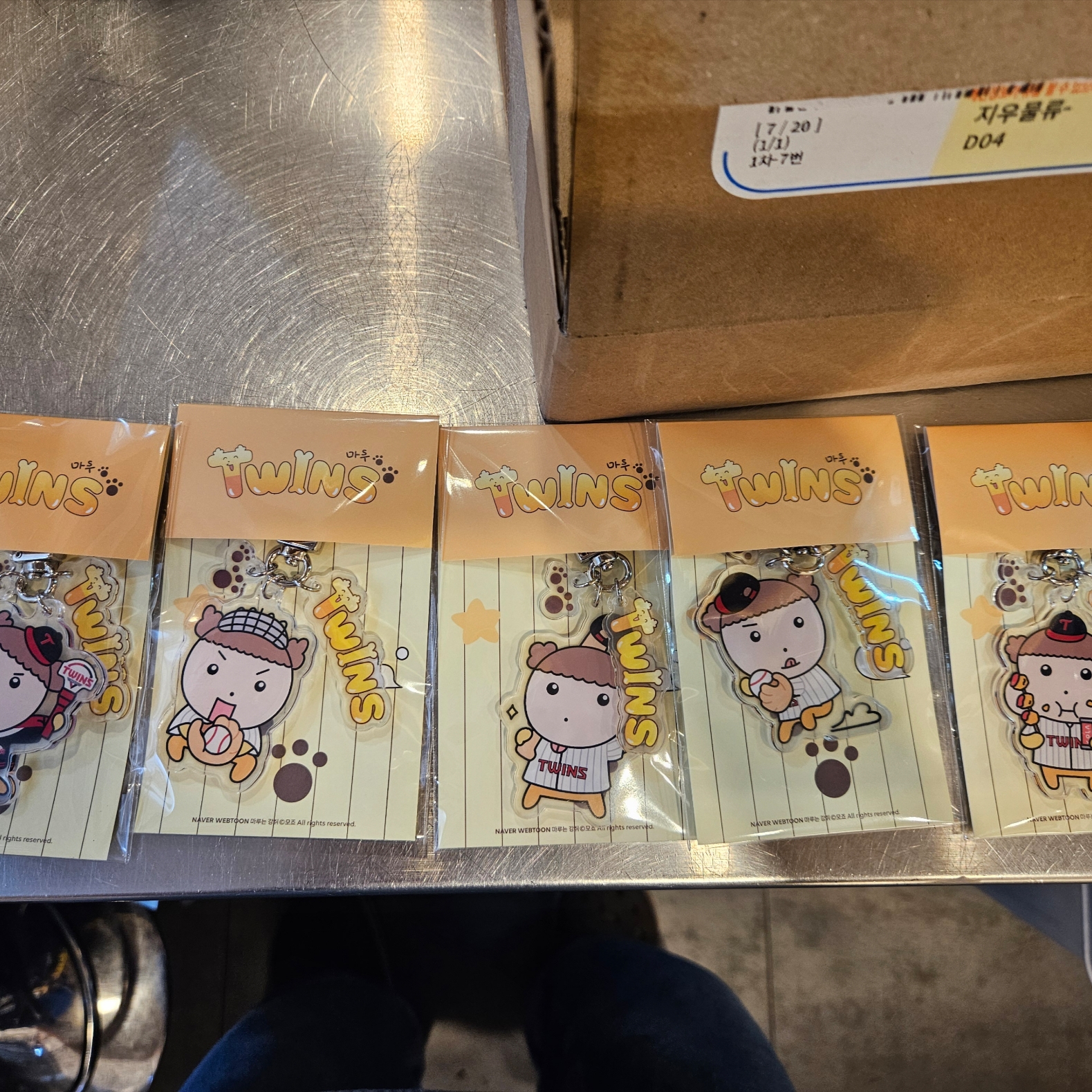 [즉시배송] LG TWINS x Maru is a Puppy Acrylic keyring (Foodie Maru), [즉시배송] LG TWINS x Maru is a Puppy Acrylic keyring (Pitcher Maru) 착용 스타일