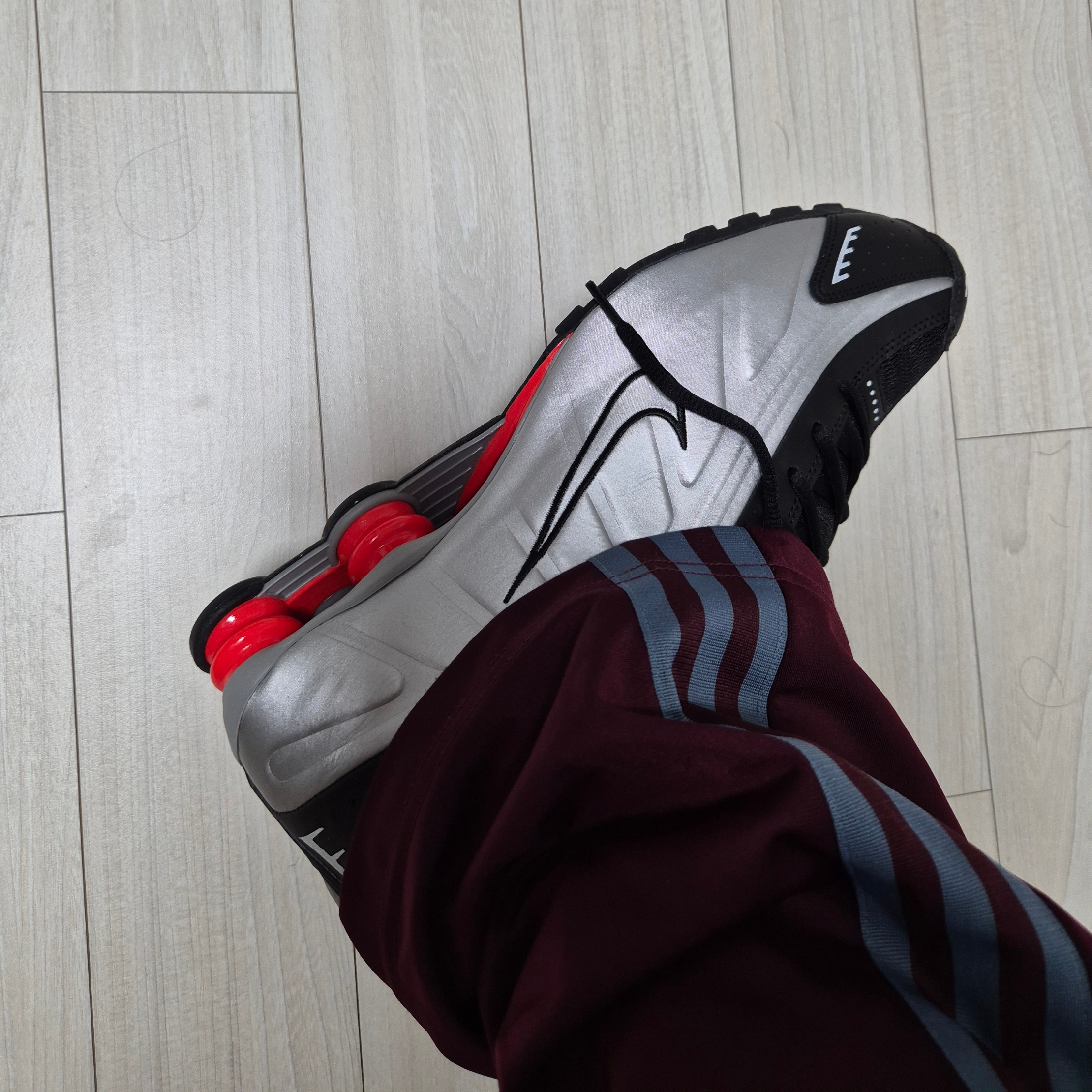 Nike Shox R4 Black and Metallic Silver 착용 스타일