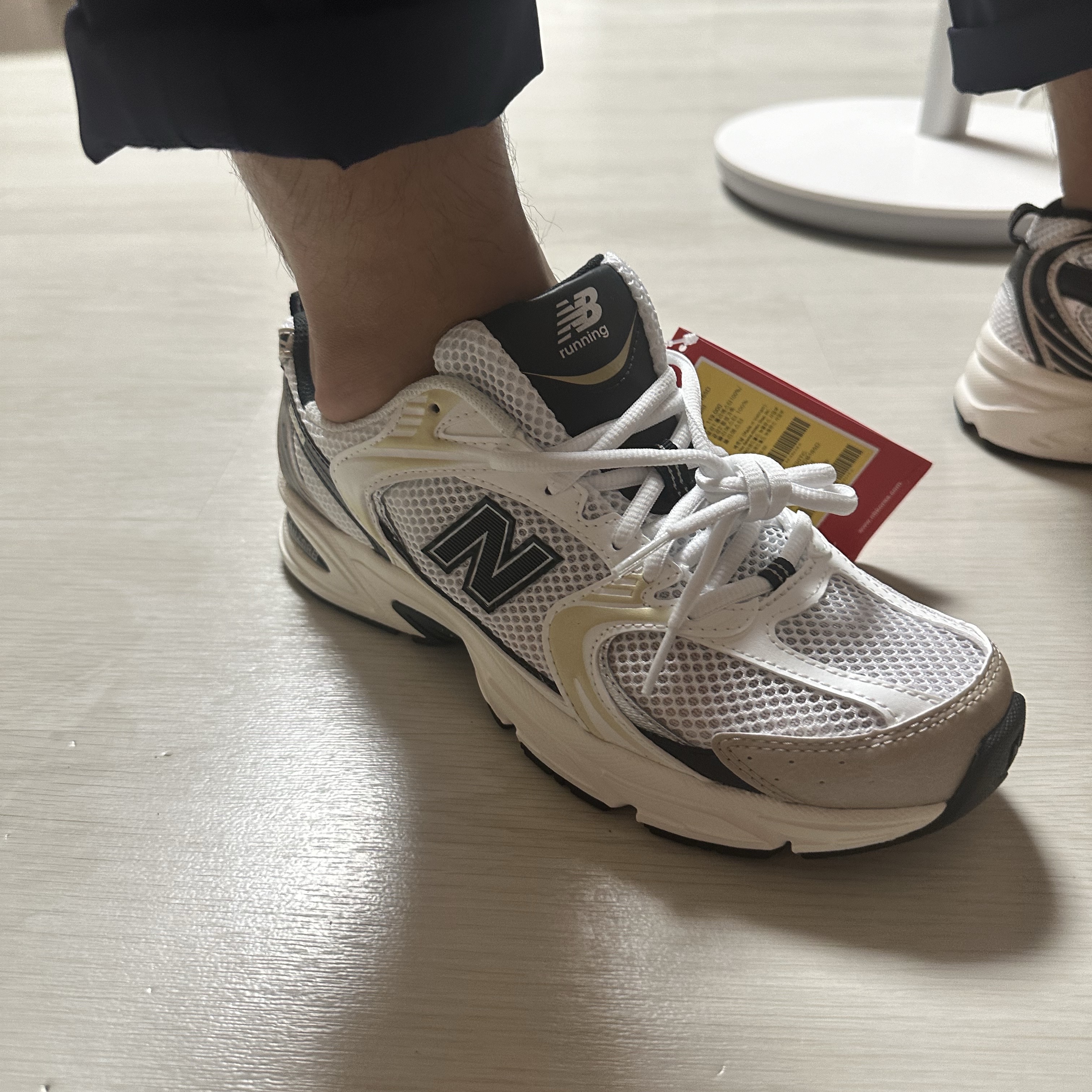 New Balance 530 White Gold 착용 스타일