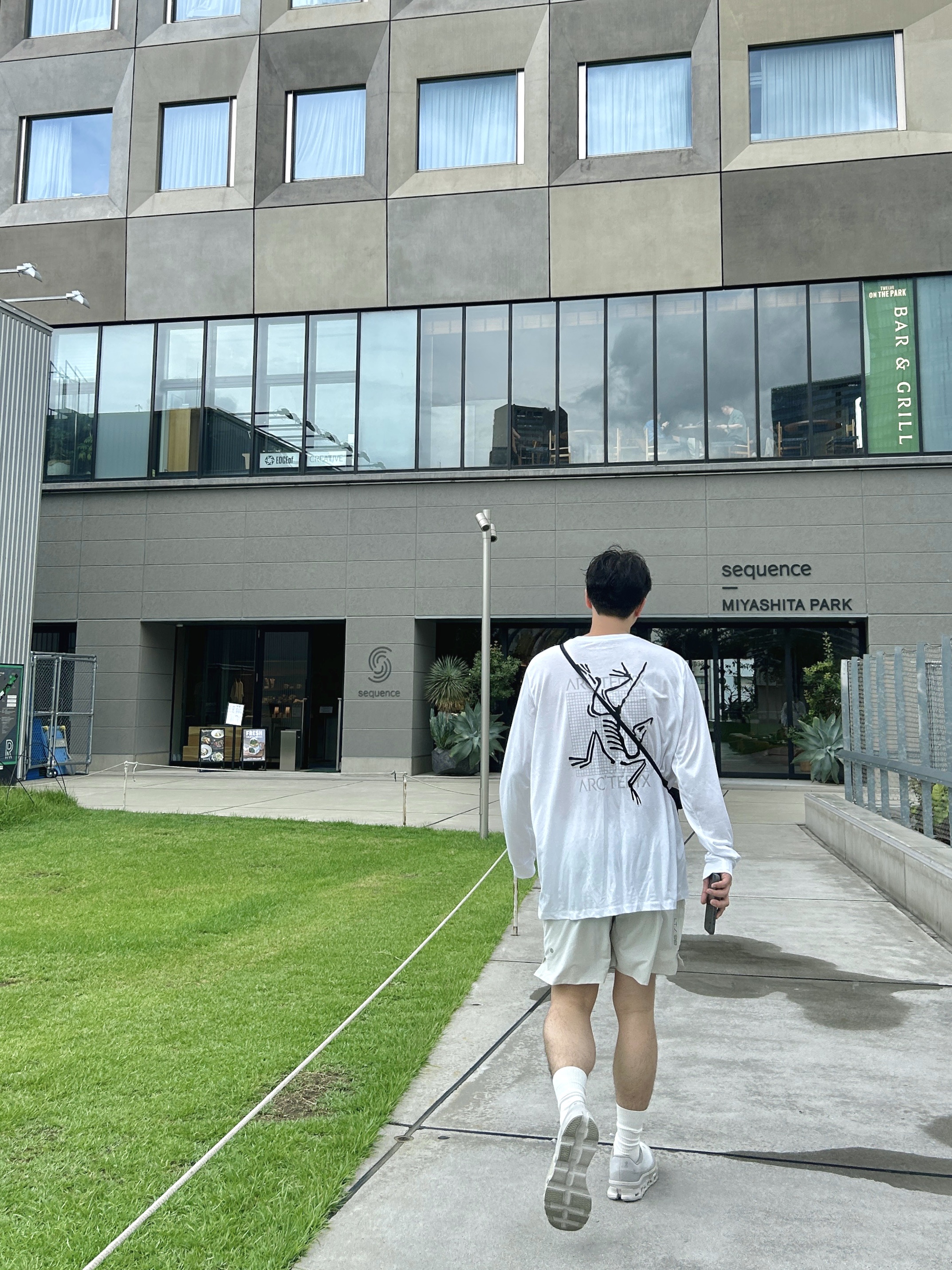 Arc'teryx Arc'Multi Bird Logo LS T-Shirt White Light, On Running x Post Archive Faction (Paf) Cloudmonster 2 Moondust Chalk 착용 스타일