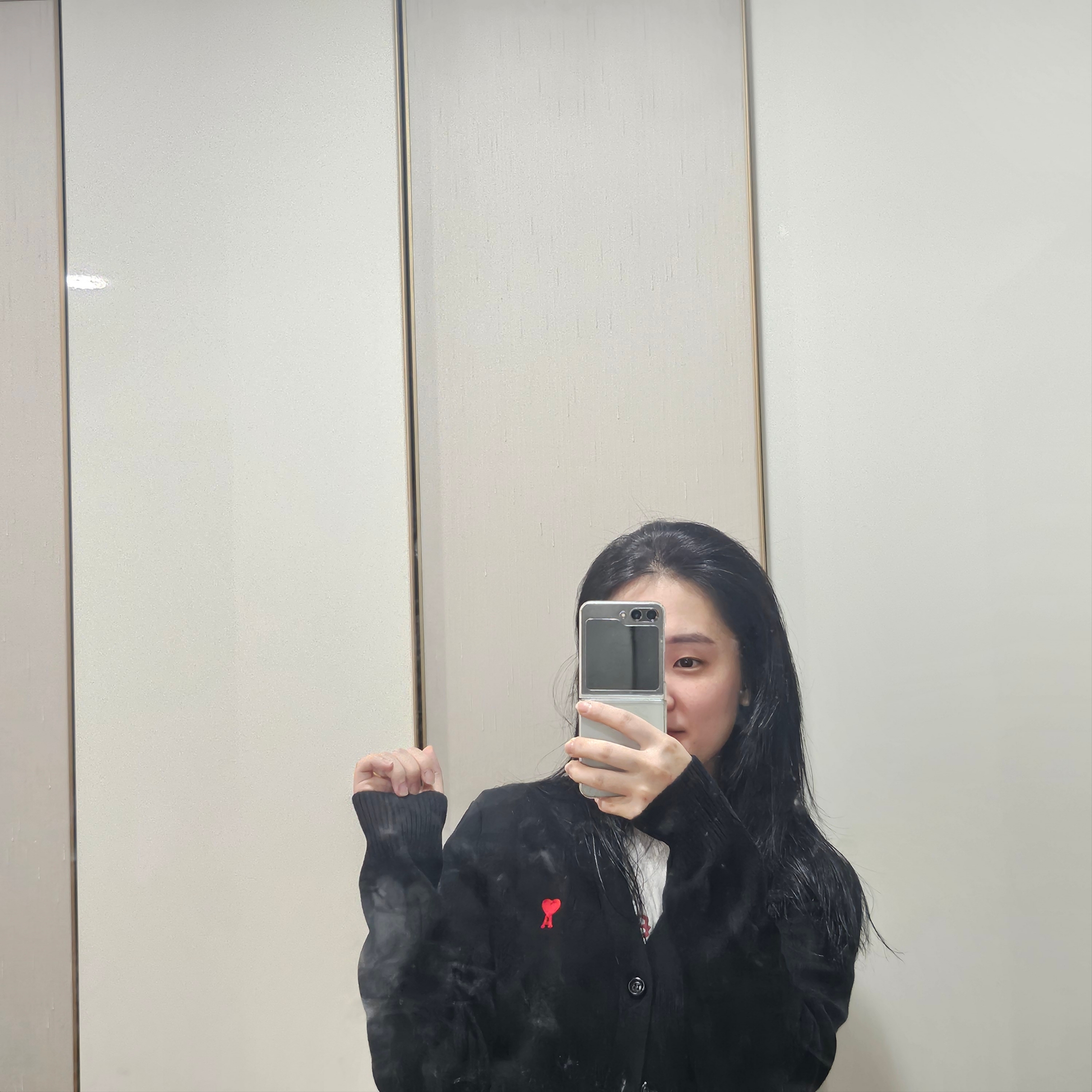 AMI de Coeur Wool Cardigan Black 착용 스타일 - 1