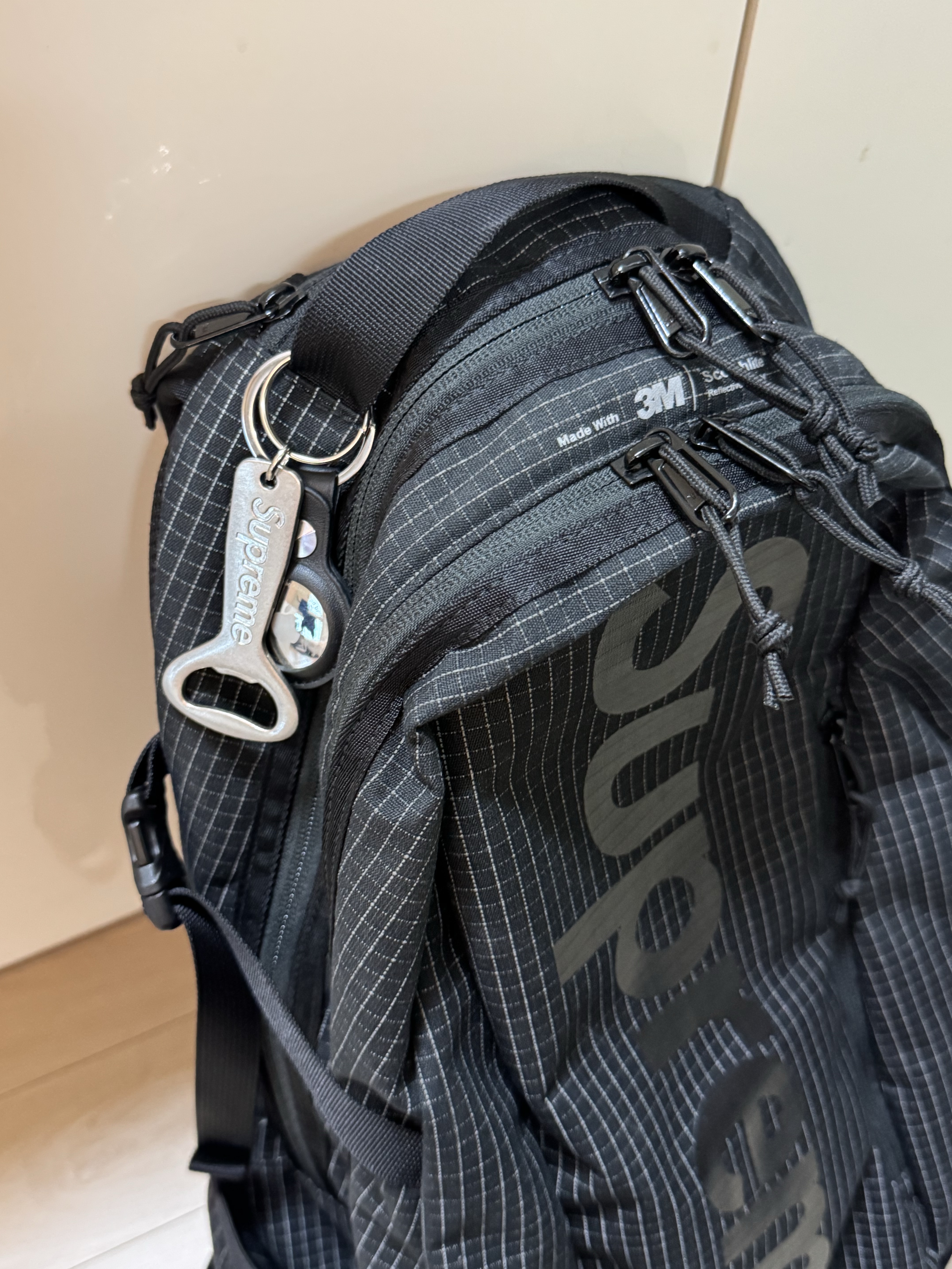 Supreme Bottle Opener Keychain Silver - 24FW, Supreme Backpack Black - 24SS 착용 스타일