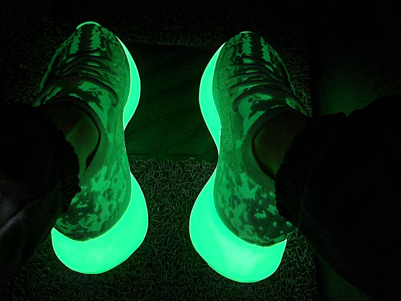 Adidas Yeezy Boost 380 Calcite Glow 착용 스타일 - 1