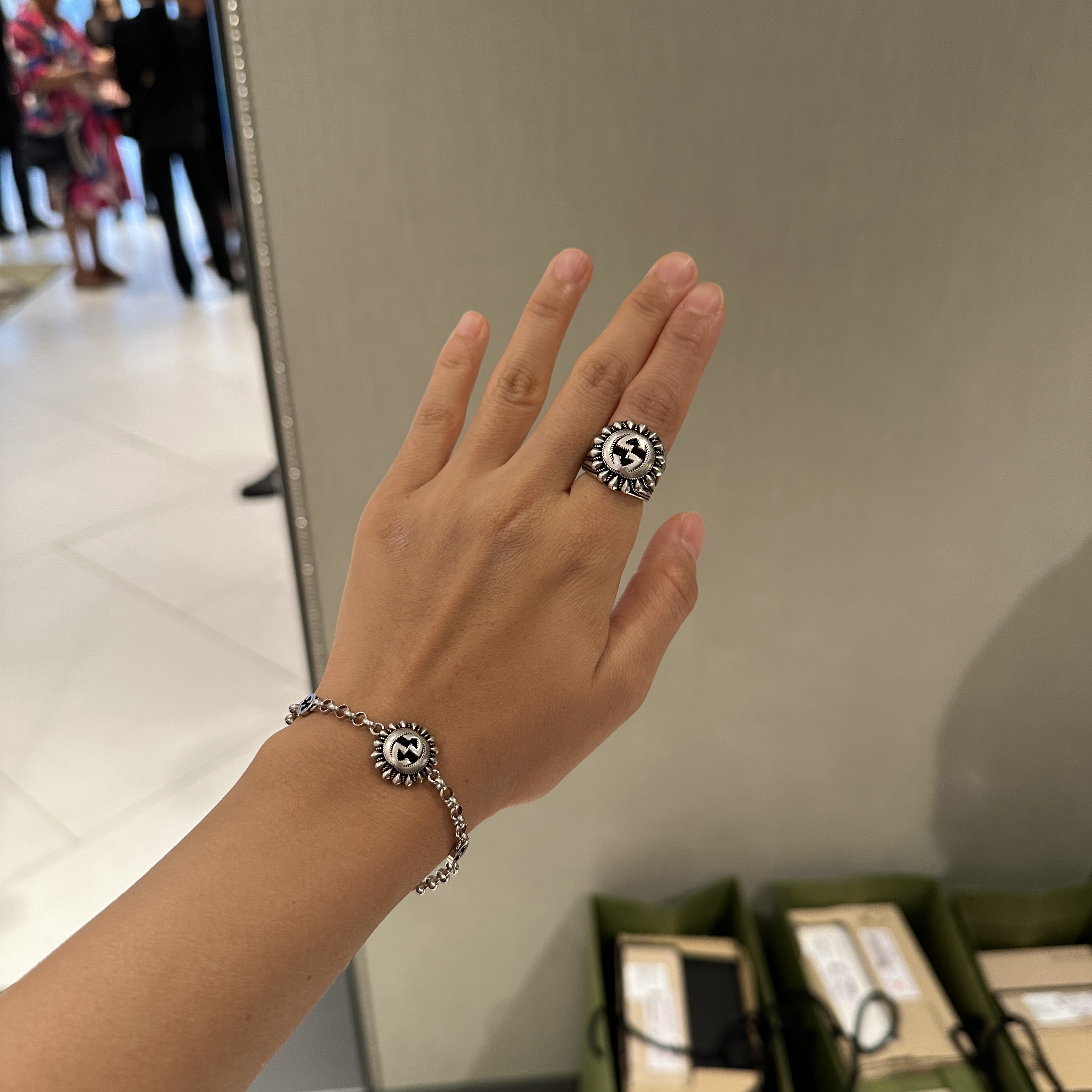 Gucci Interlocking G Engraved Ring Silver, Gucci Interlocking G Bracelet Silver 착용 스타일