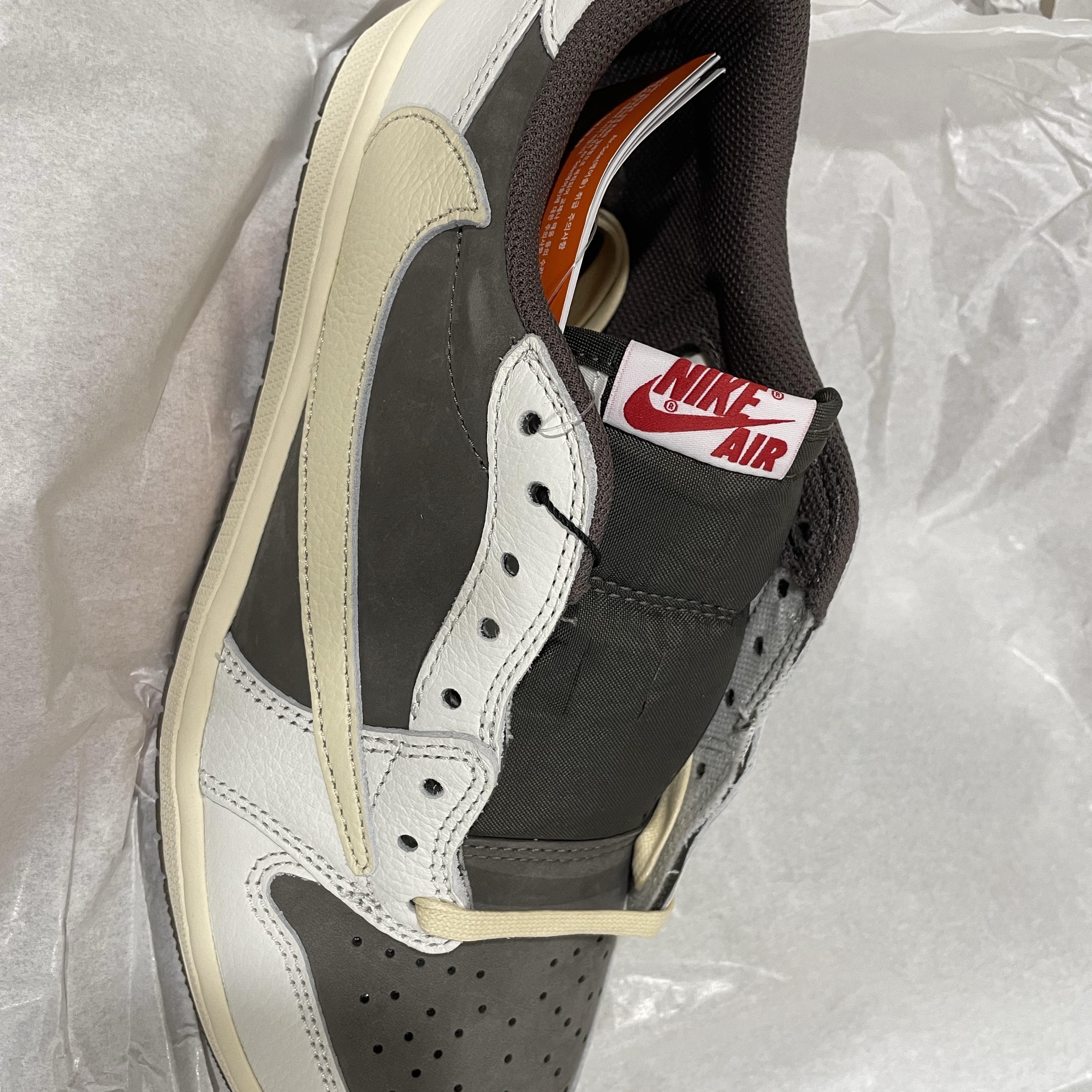 Jordan 1 x Travis Scott Retro Low OG SP Sail and Ridgerock 착용 스타일 - 3