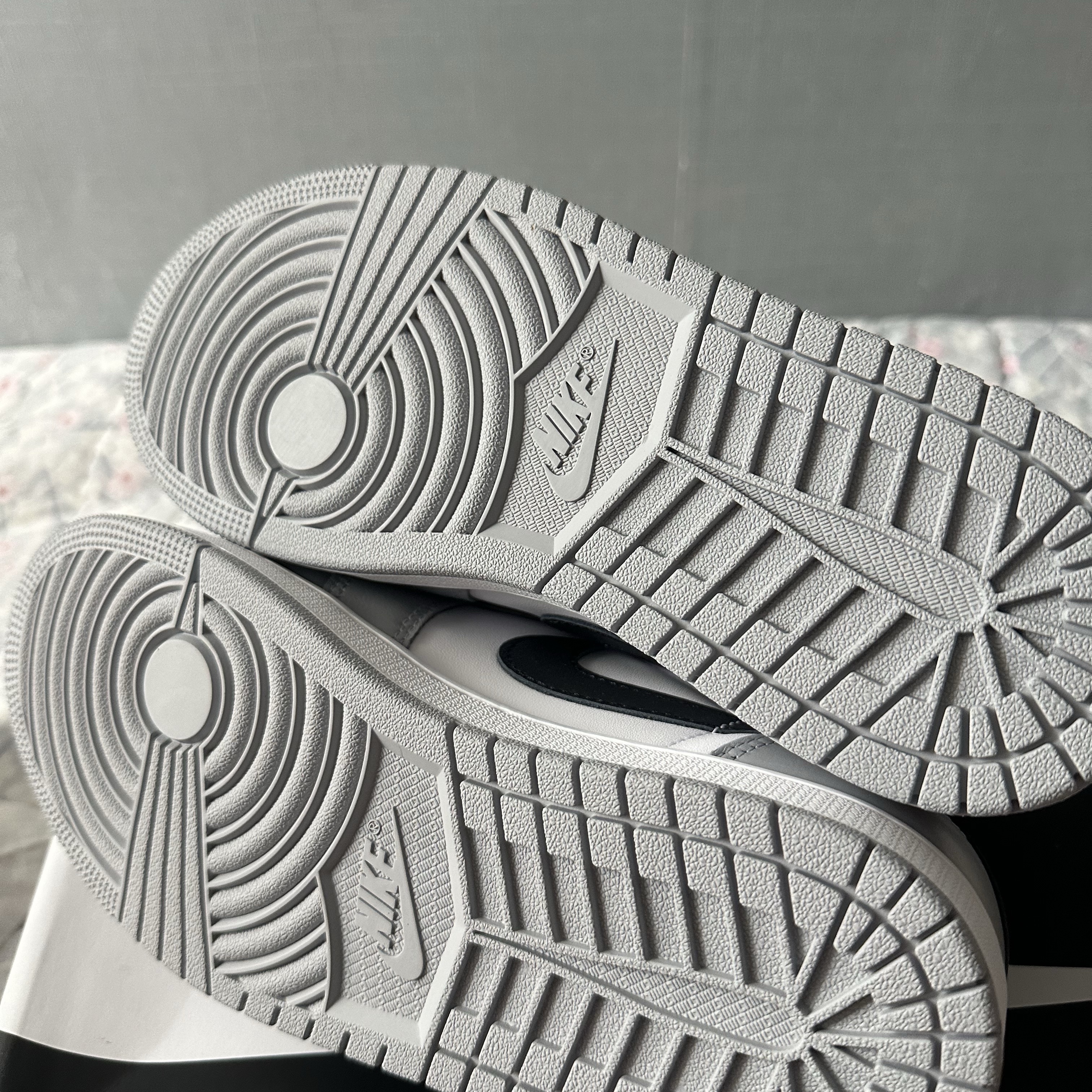 Jordan 1 Retro Low OG Wolf Grey and White 착용 스타일 - 4