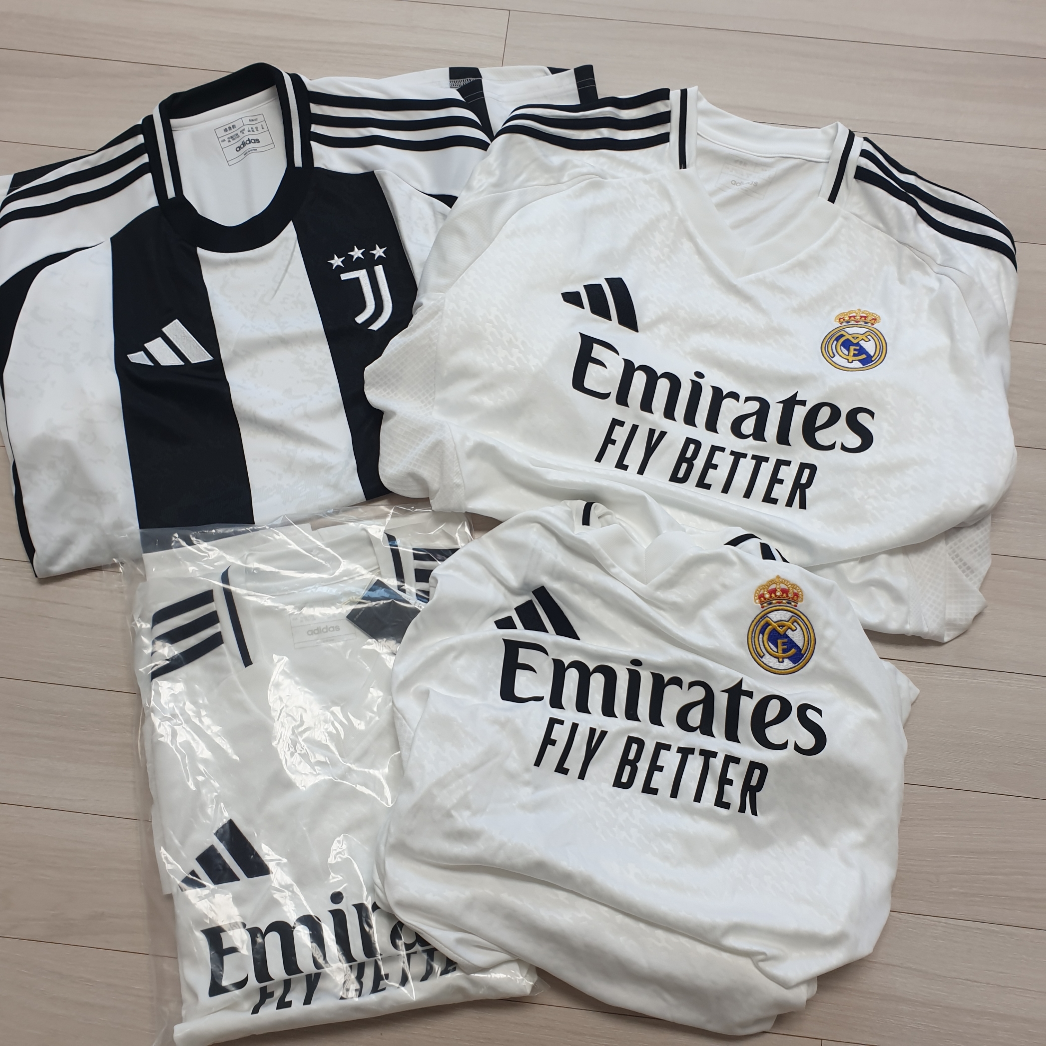 Adidas Juventus 2024/25 Home Jersey White Black - KR Sizing (Non Marking Ver.), Adidas Real Madrid 2024/25 Home Jersey White - KR Sizing (Non Marking Ver.) 착용 스타일 - 1