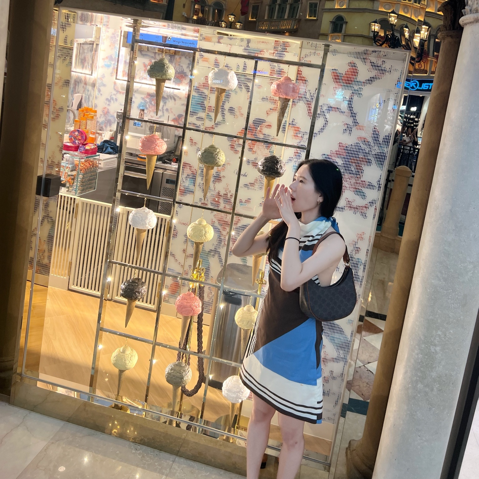 Celine Ava Bag in Triomphe Canvas and Calfskin Tan 착용 스타일 - 1