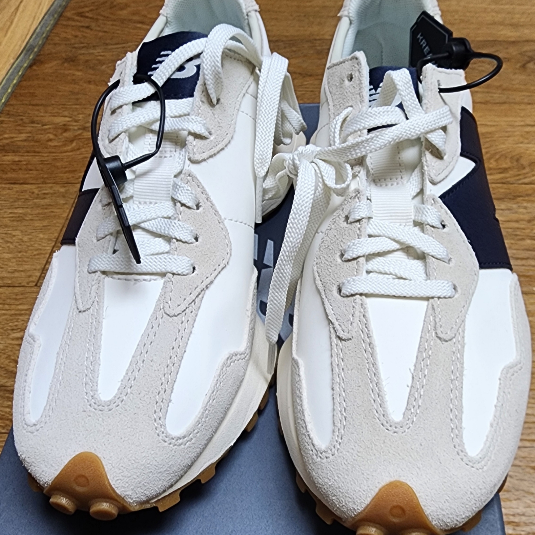 (W) New Balance 327 Beige Gum 착용 스타일 - 2