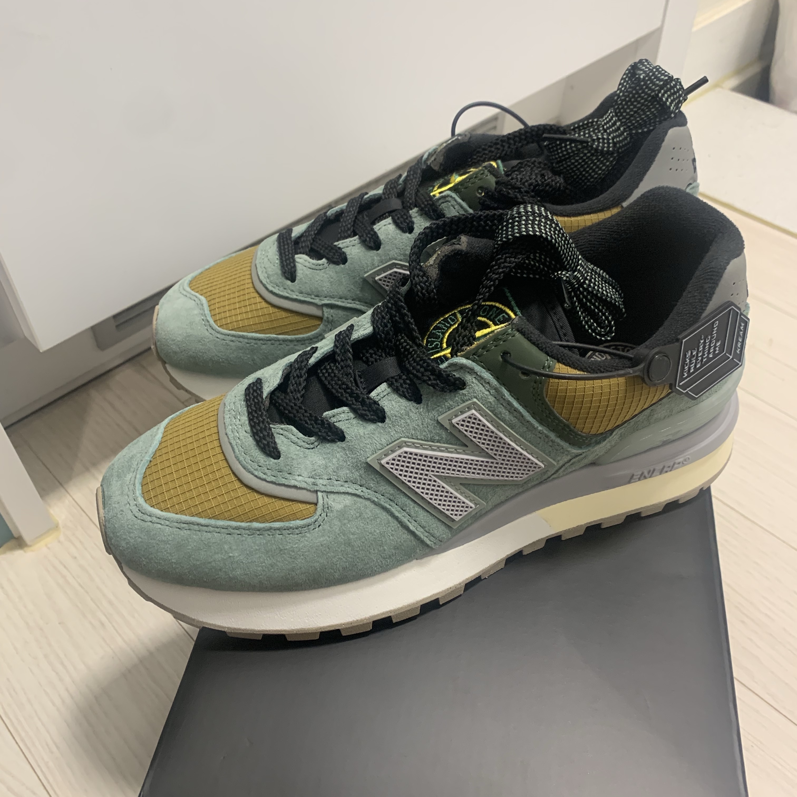 New Balance x Stone Island 574 Legacy Light Green 착용 스타일 - 3