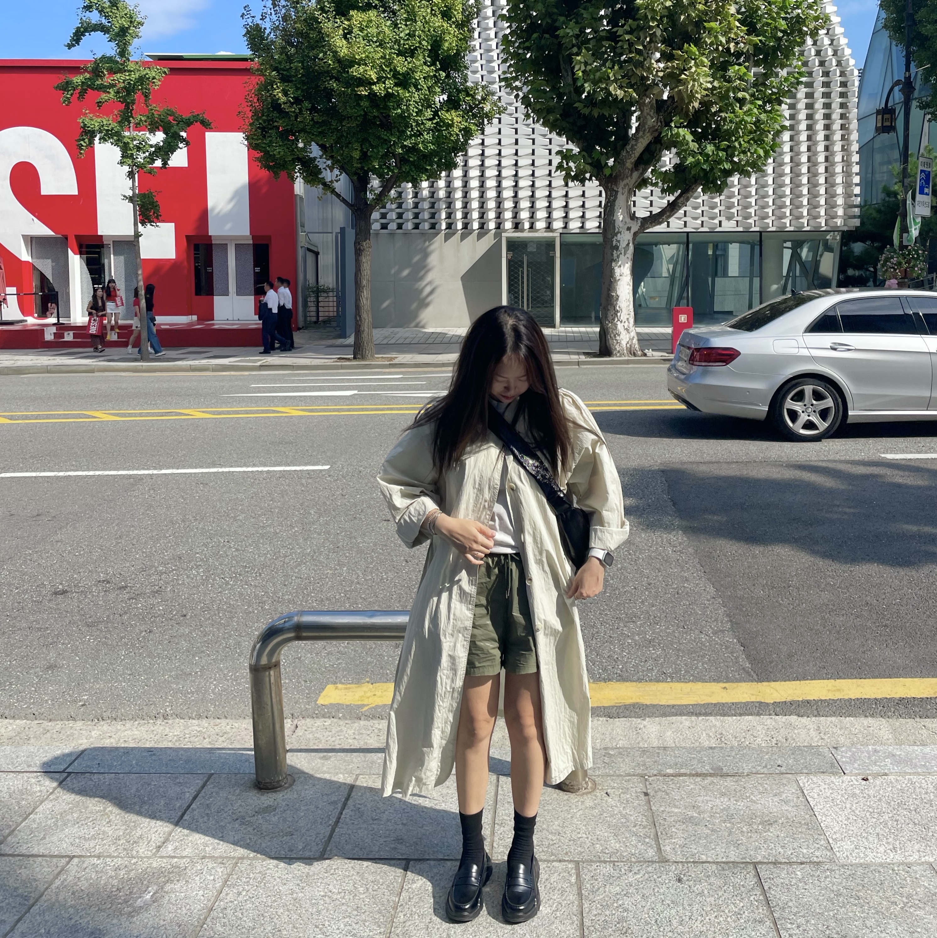 Lemaire Medium Croissant Bag Soft Nappa Leather Black, (W) Akikoaoki Regulated Gravity Black 착용 스타일 - 1