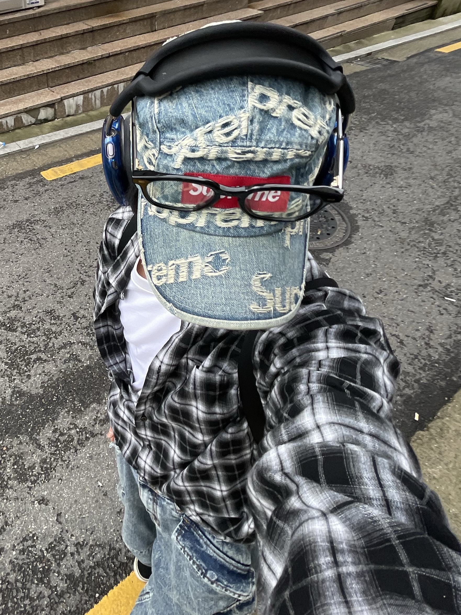 Supreme Mesh Small Backpack Black - 23SS, Supreme Frayed Logos Denim Camp Cap Blue - 21SS 착용 스타일 - 10