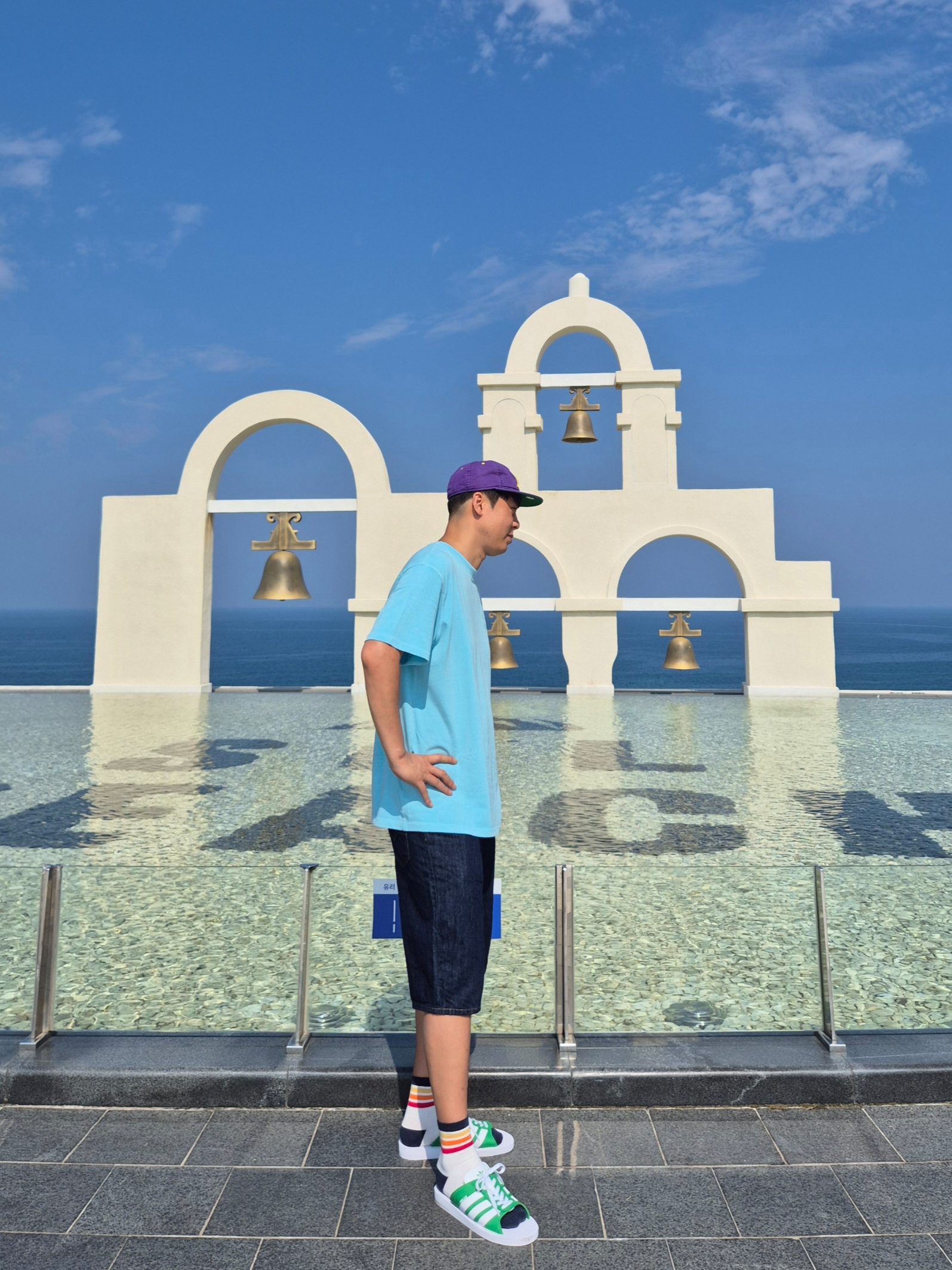 Adidas Gazelle Beach Slides Green White, IAB Studio Pigment T-Shirt Cyan 착용 스타일 - 3