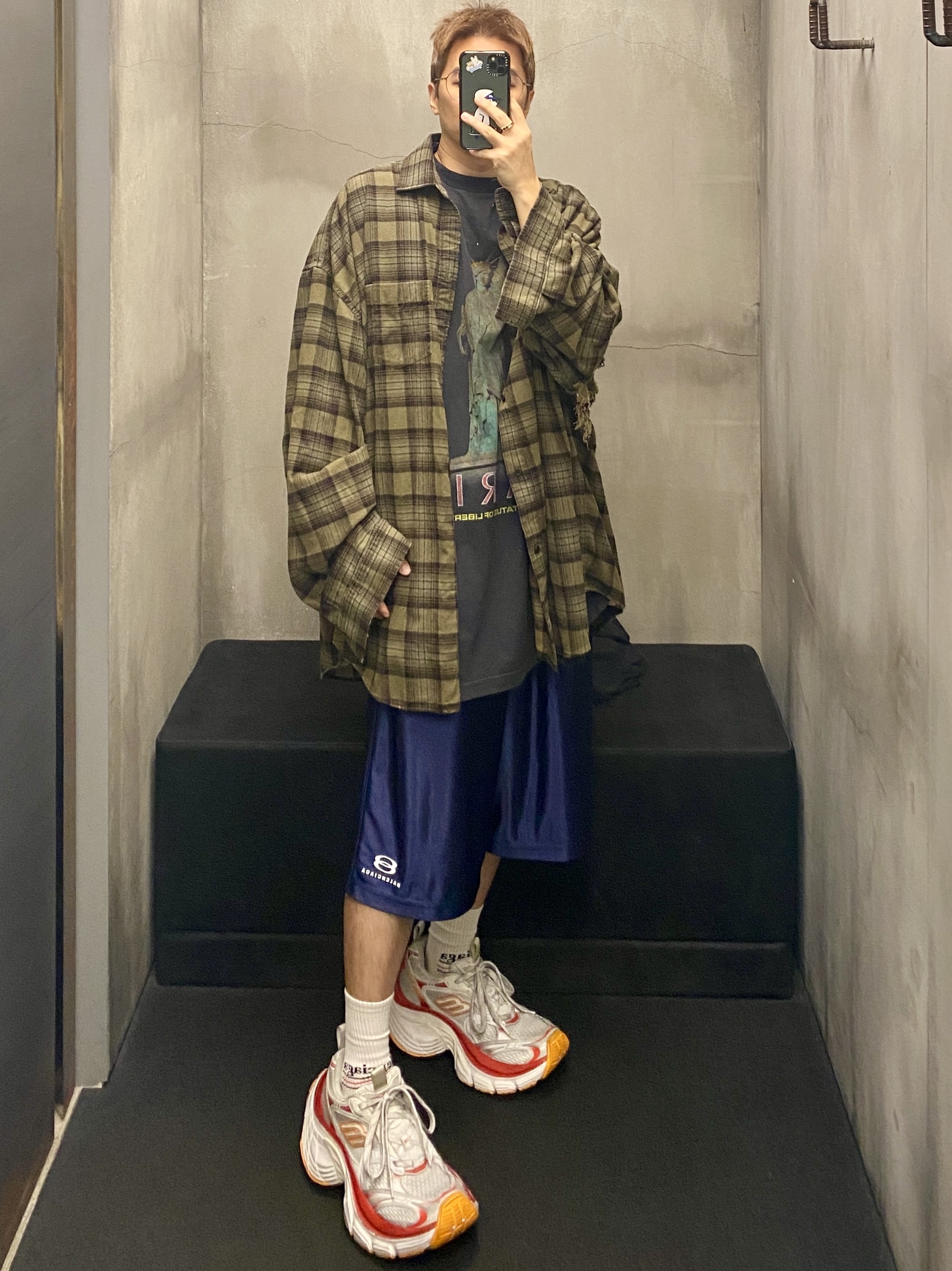 Balenciaga Paris Liberty Layered Oversized Shirts Dark Green, (W) Balenciaga 10XL Sneakers White Red Orange 착용 스타일