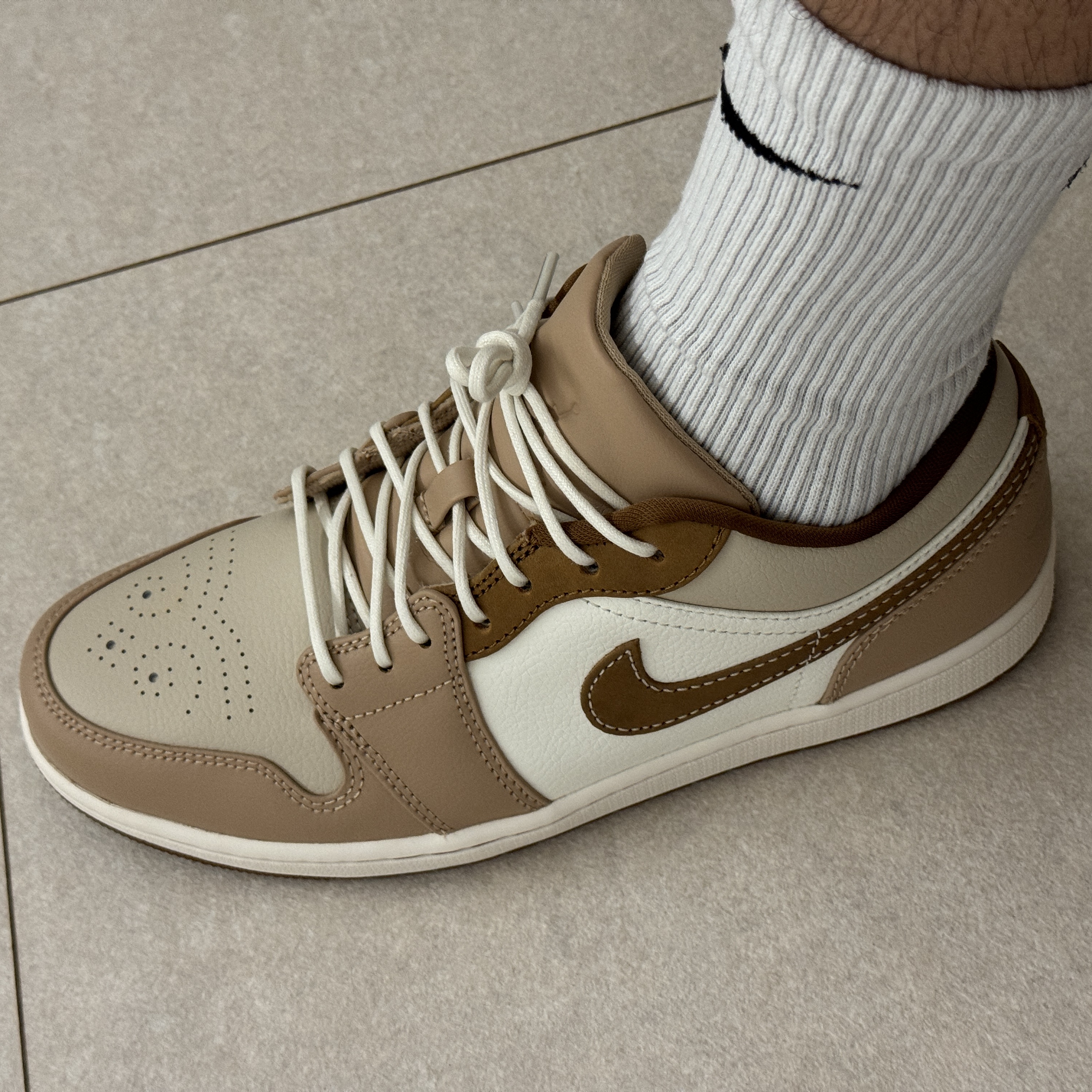 Jordan 1 Low SE Hemp Oatmeal 착용 스타일 - 2