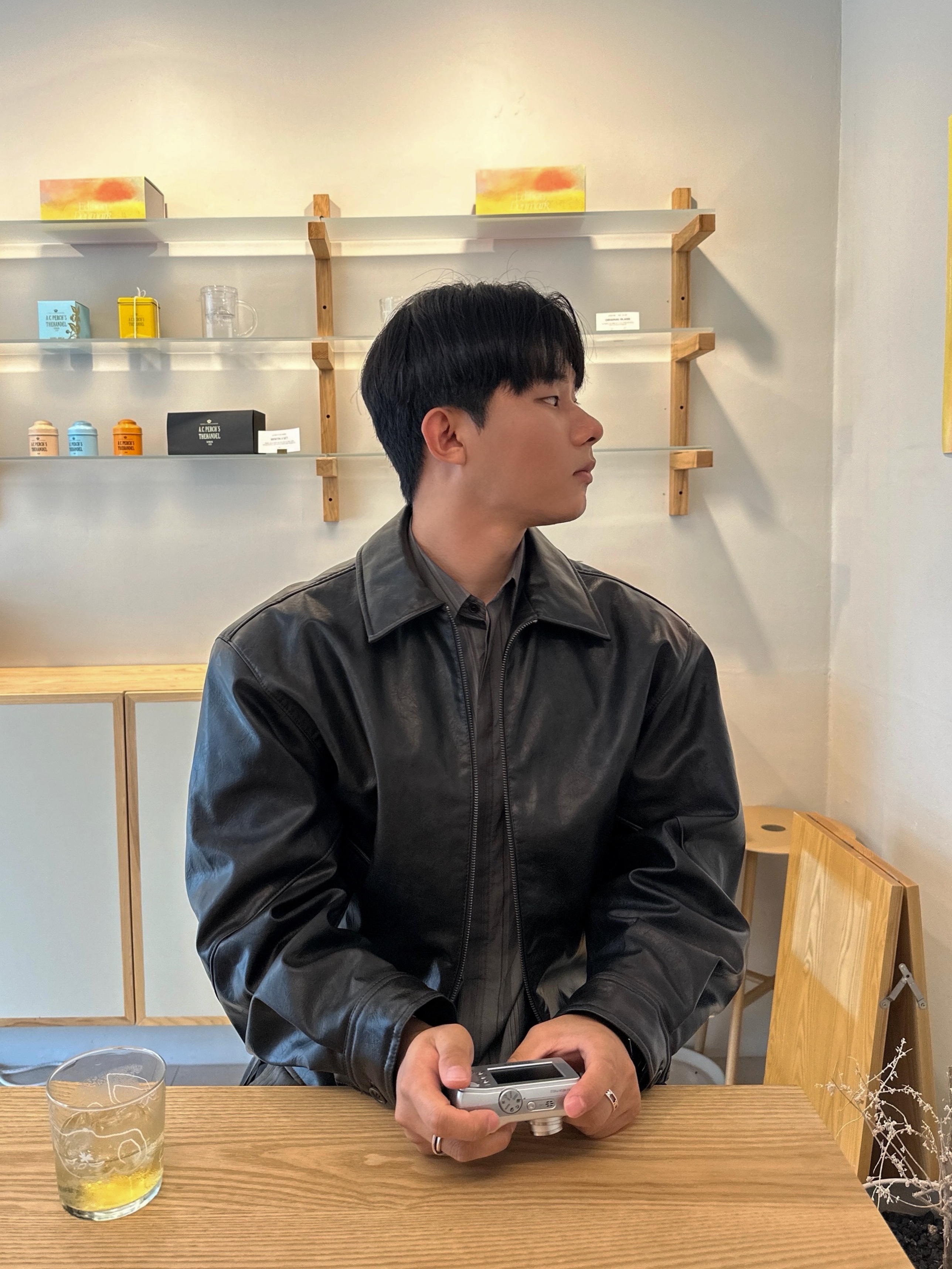 Amomento Vegan Leather Blouson Black - 24FW, Amomento Stripe Square Pocket Oversized Shirts Khaki - 24FW 착용 스타일 - 1