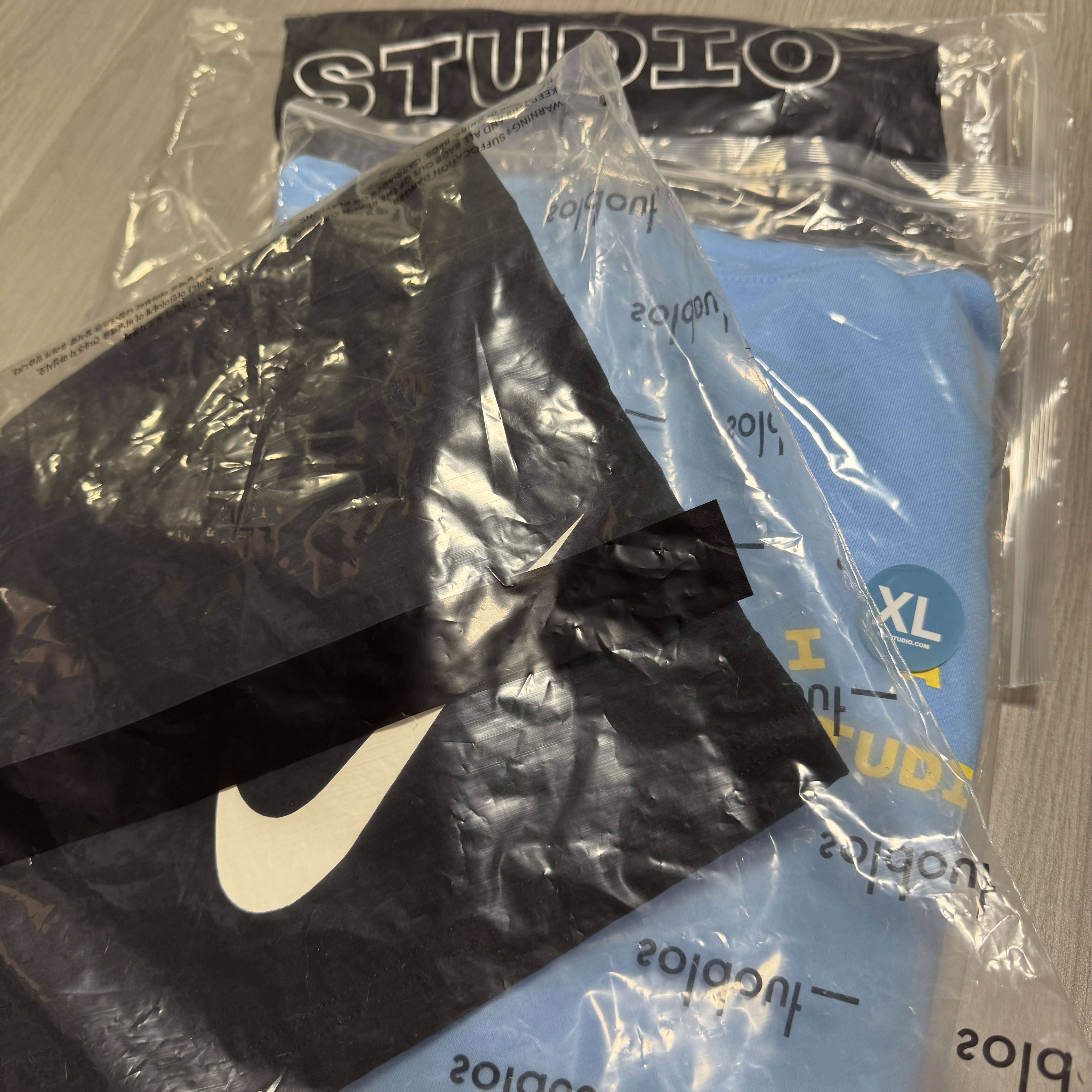 IAB Studio Hoodie Sky Blue Lemon, IAB Studio Ripstop Wind Jacket Black 착용 스타일