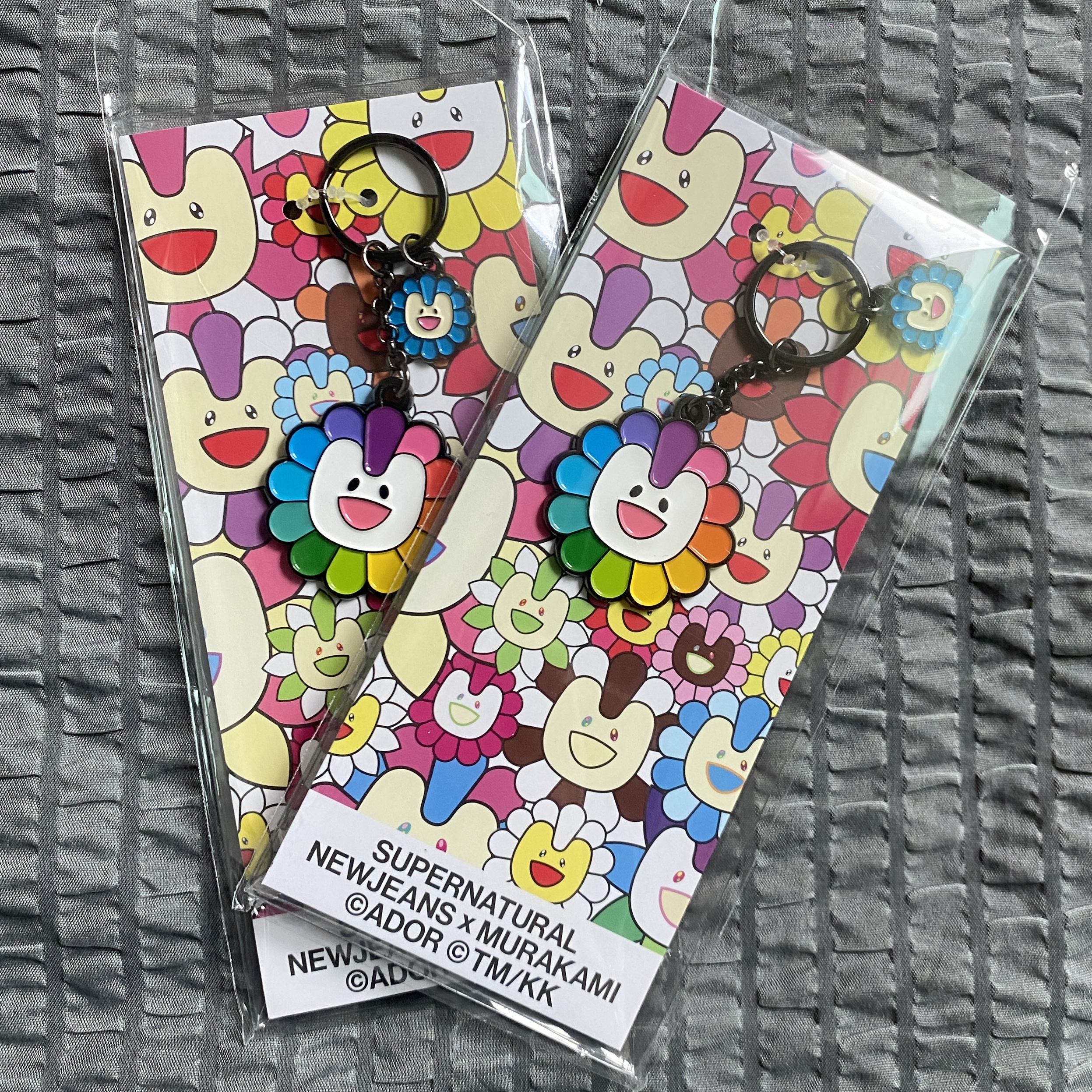 NewJeans x Murakami Metal Keyring Flower 착용 스타일