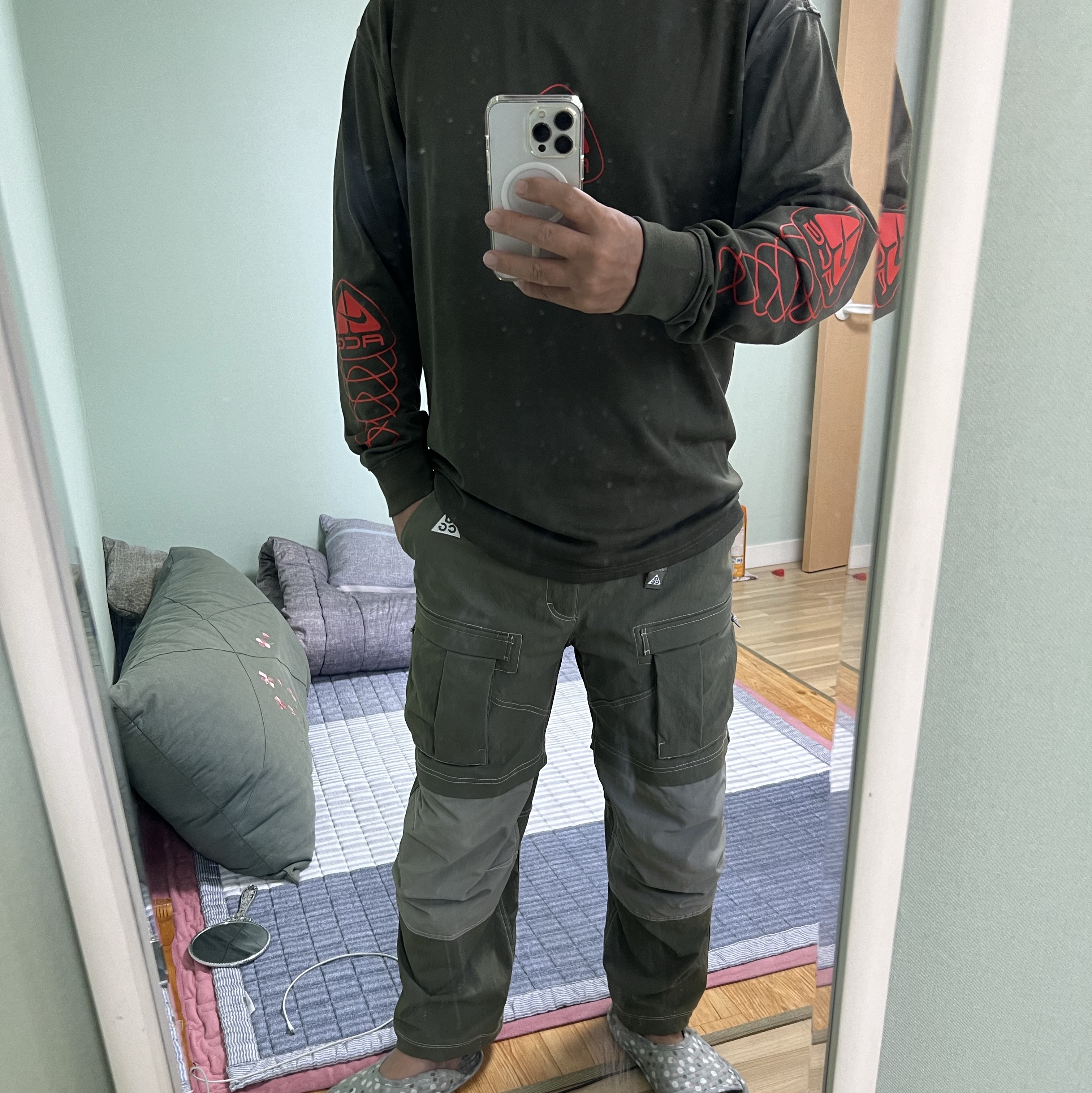 Nike ACG Smith Summit Cargo Pants Medium Olive - Asia, Nike NRG ACG Seasonal Lungs Long Sleeve T-Shirt Cargo Khaki - US/EU 착용 스타일 - 1