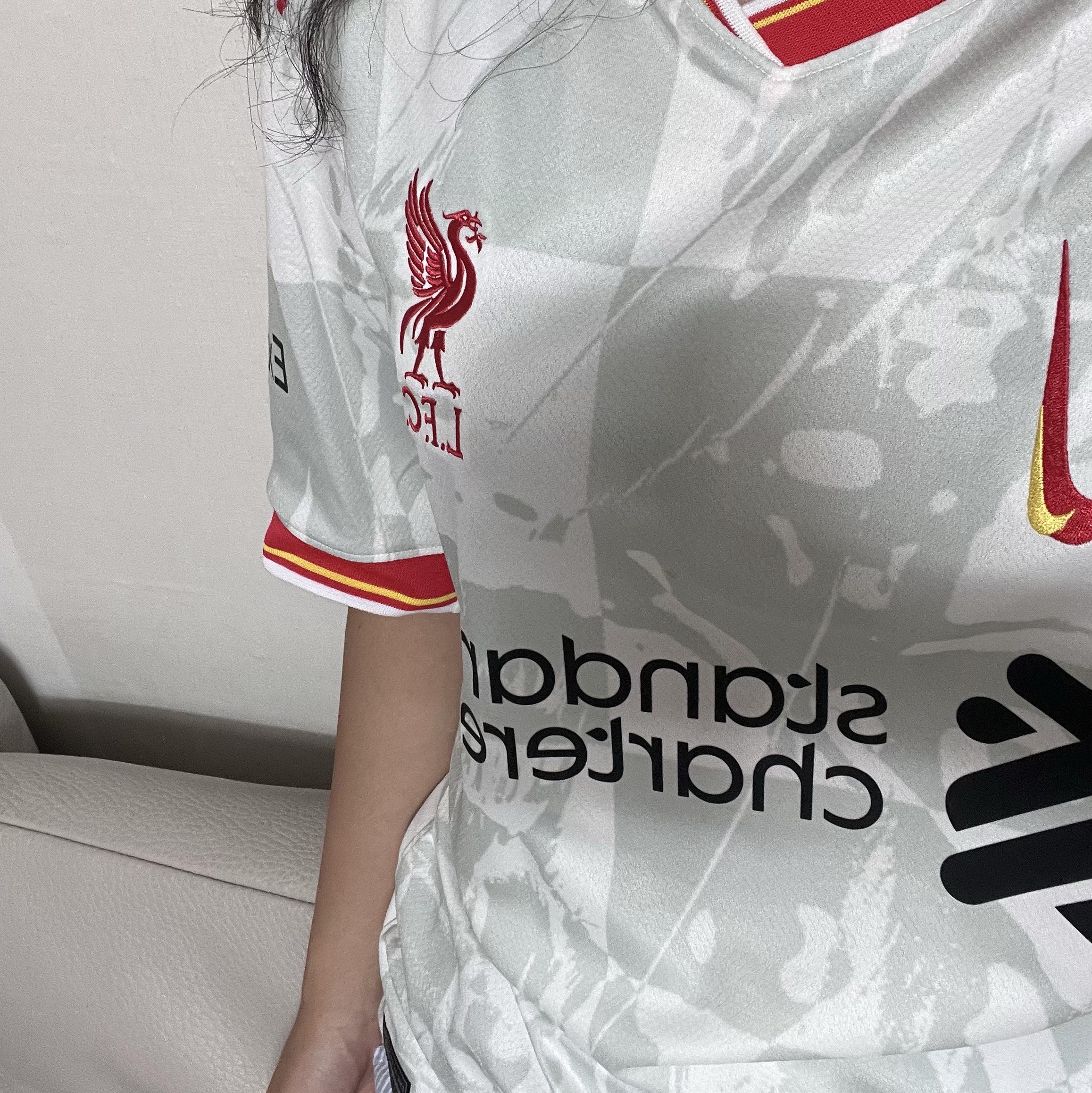 Nike Liverpool FC 2024/25 Dri-Fit Stadium Third Replica Jersey White (Non Marking Ver.) 착용 스타일
