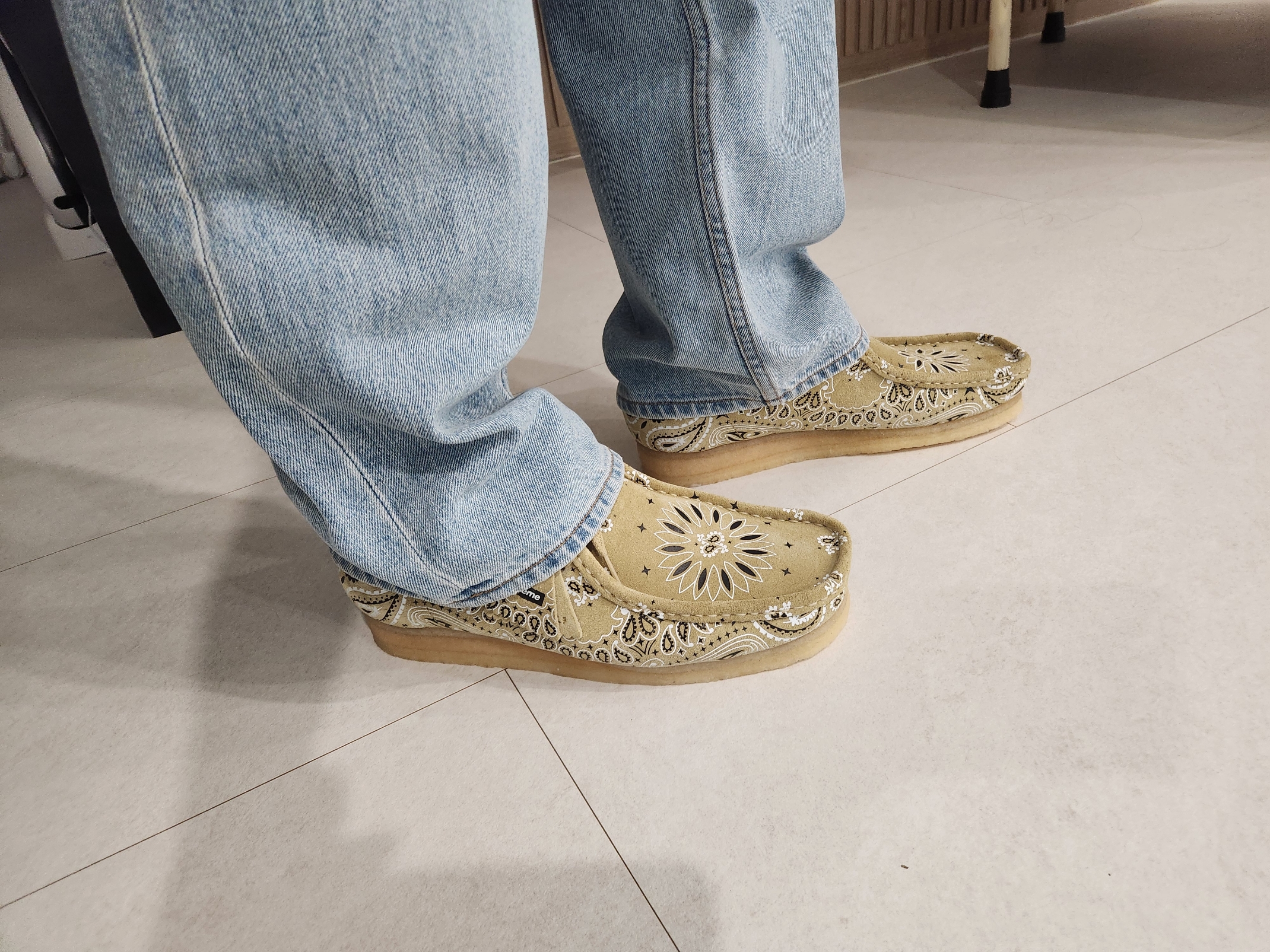 Clarks x Supreme Wallabee Bandana Khaki 착용 스타일 - 2