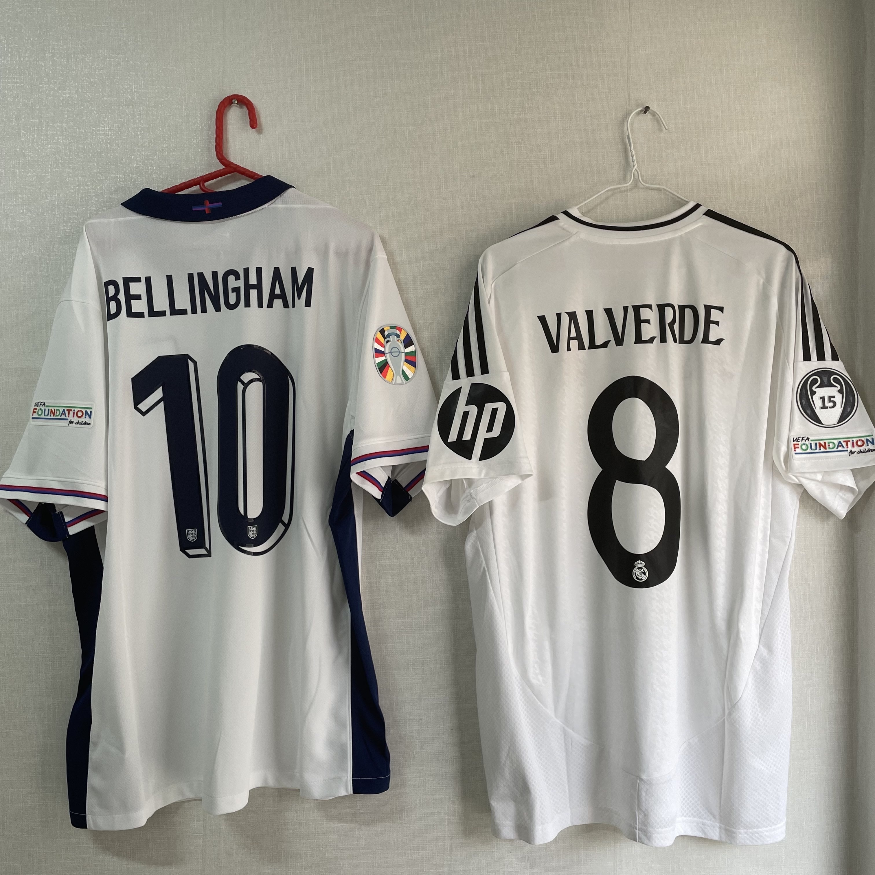 Nike England 2024/25 Dri-Fit Stadium Home Replica Jersey White Blue Void (Non Marking Ver.), Adidas Real Madrid 2024/25 Home Jersey White - KR Sizing (Non Marking Ver.) 착용 스타일