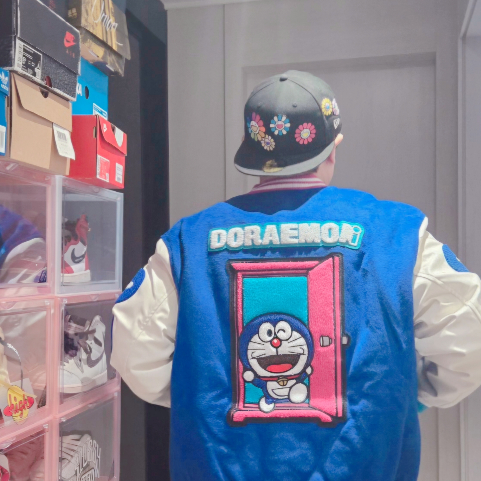 Vandy The Pink x Doraemon Varsity Jacket, New Era x Murakami Takashi Ohana All Over Sized Cap Black 착용 스타일 - 3