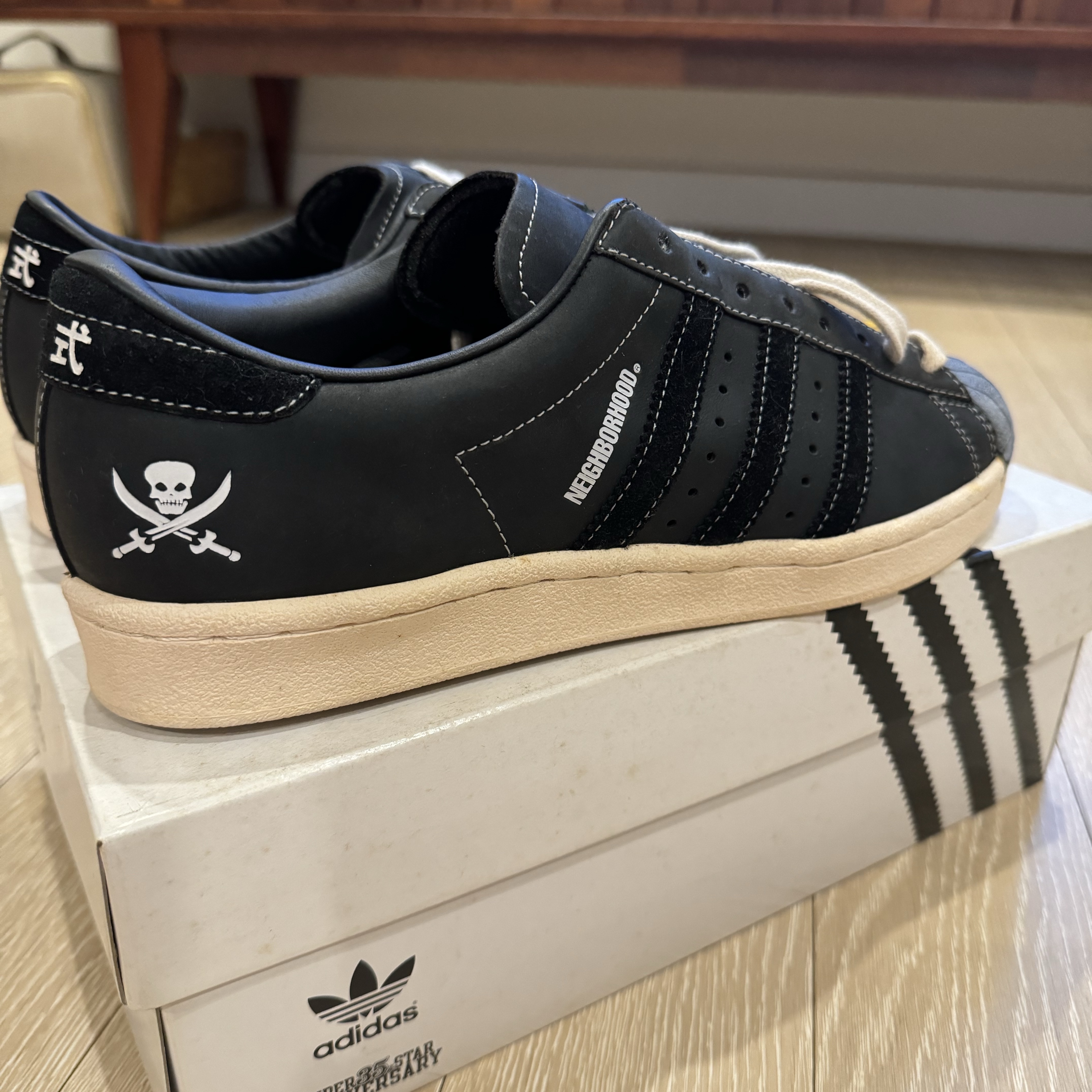 Adidas x Neighborhood Superstar N 2005 Core Black Cloud White 착용 스타일 - 5