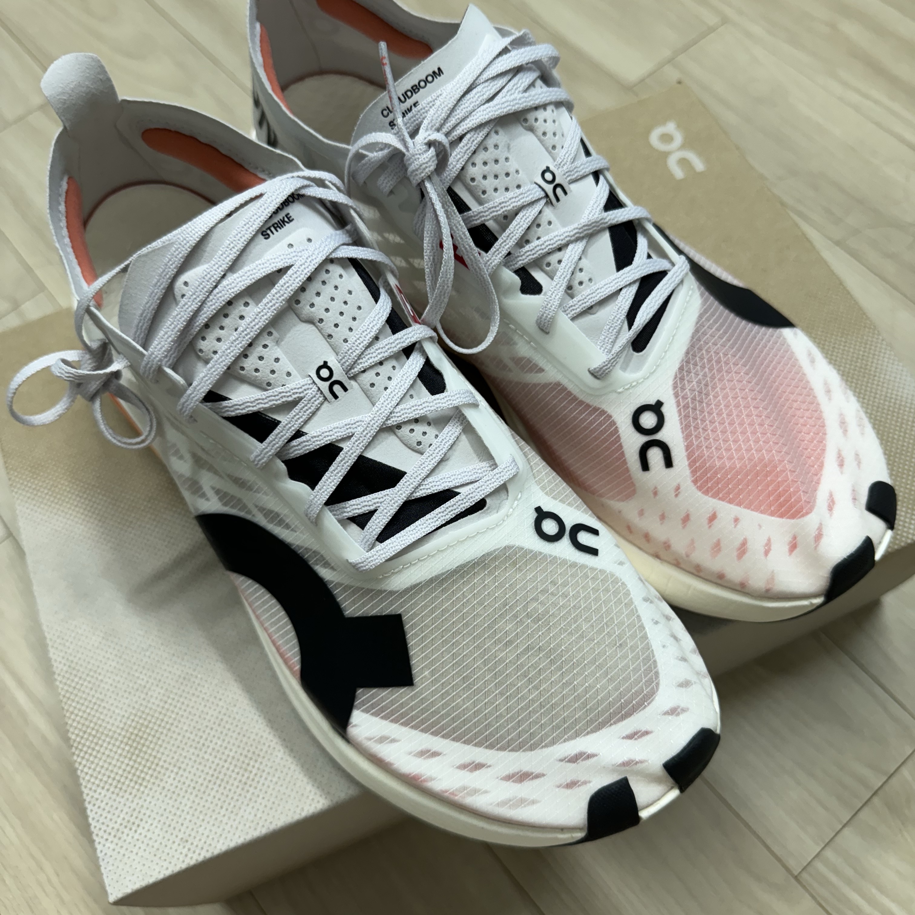 On Running Cloudboom Strike White Black 착용 스타일