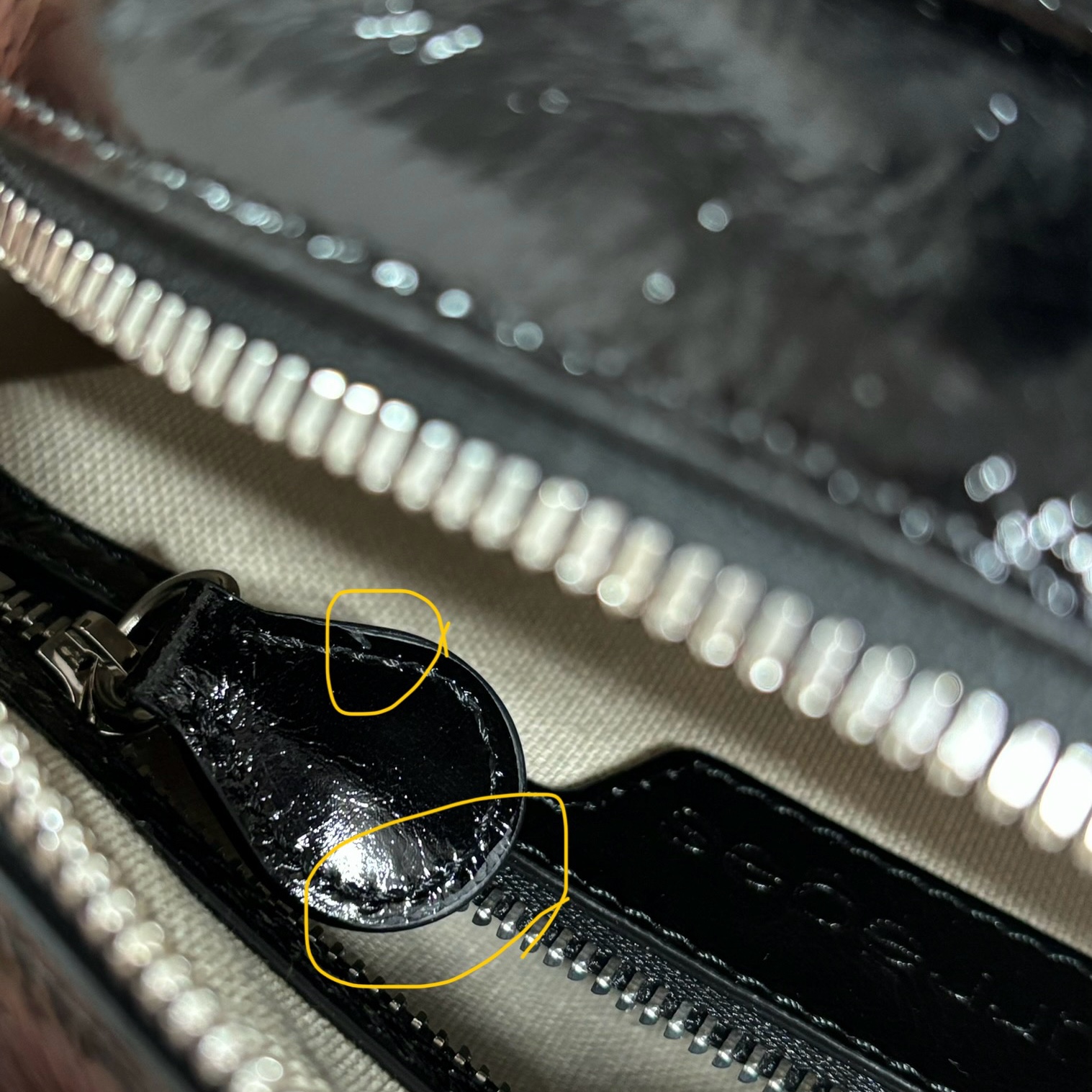 Courreges Reedition Naplack Bowling Bag Black 착용 스타일 - 5