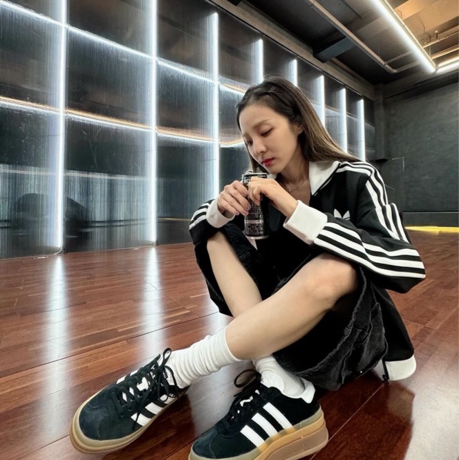 (W) Adidas Originals Beckenbauer Track Top Black - KR Sizing 착용 스타일 - 1