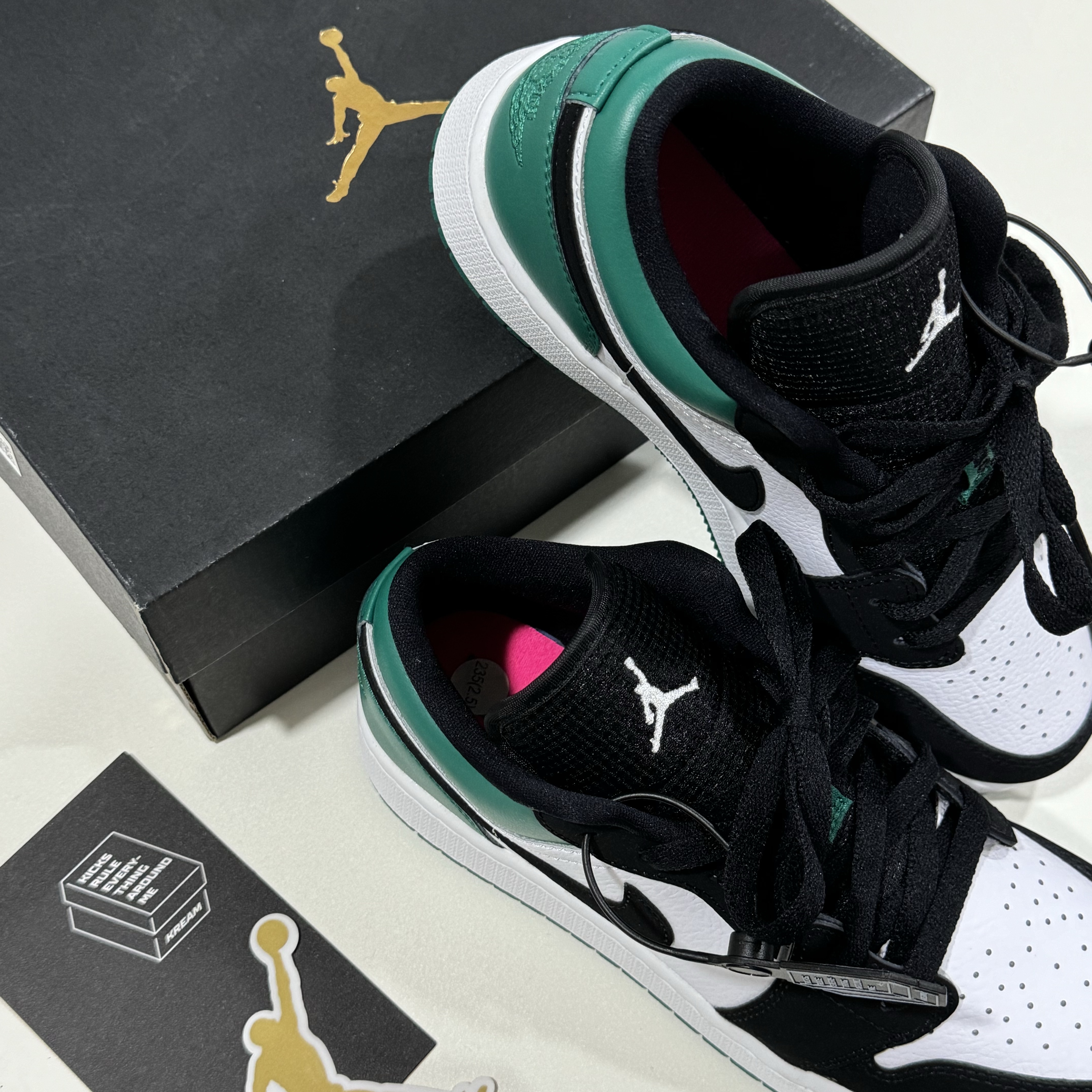 (GS) Jordan 1 Low Black Mystic Green 착용 스타일 - 3