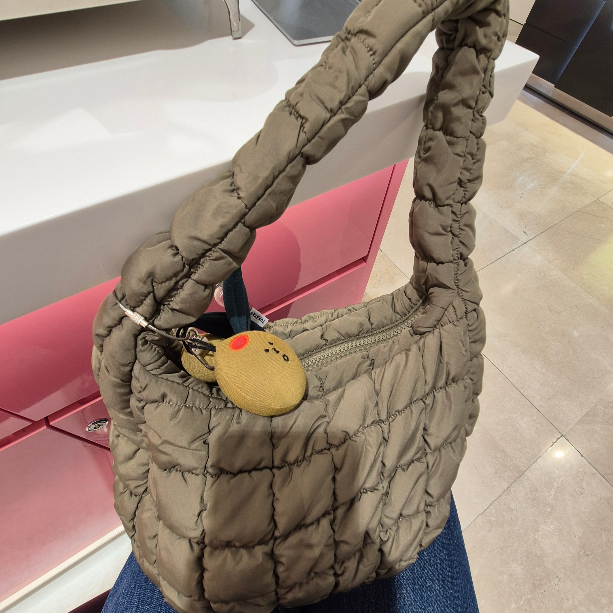 COS Quilted Mini Bag Khaki Green 착용 스타일