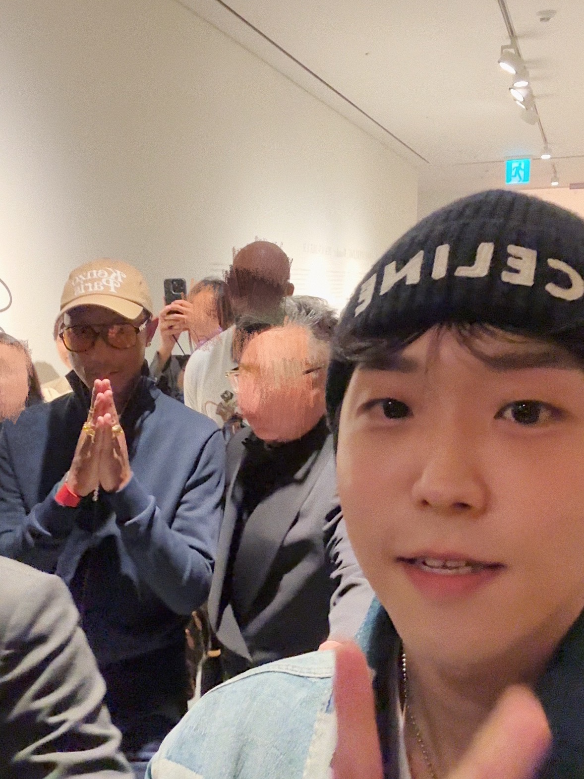 Celine Embroidered RIbbed Wool Beanie Black, Louis Vuitton Damier Classic Denim Jacket Indigo 착용 스타일 - 6