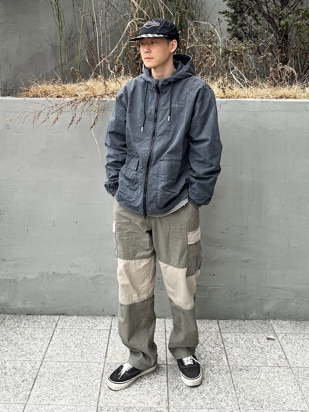 QT8 Garments BN Pigment Hoodie Windbreaker Charcoal, QT8 GARMENTS BN HBT Contrast Cargo Pants Olive 착용 스타일 - 1