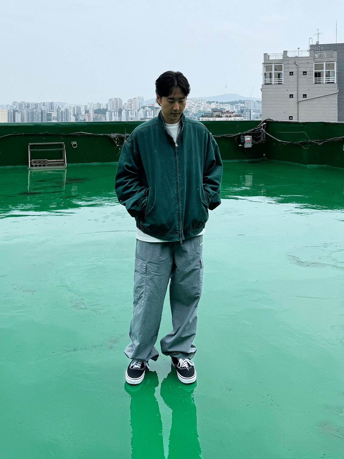 QT8 GARMENTS TL Washed Oxford Harrington Jacket Dark Green, QT8 Garments BN Pigment Nylon Cargo Pant Grey 착용 스타일 - 2