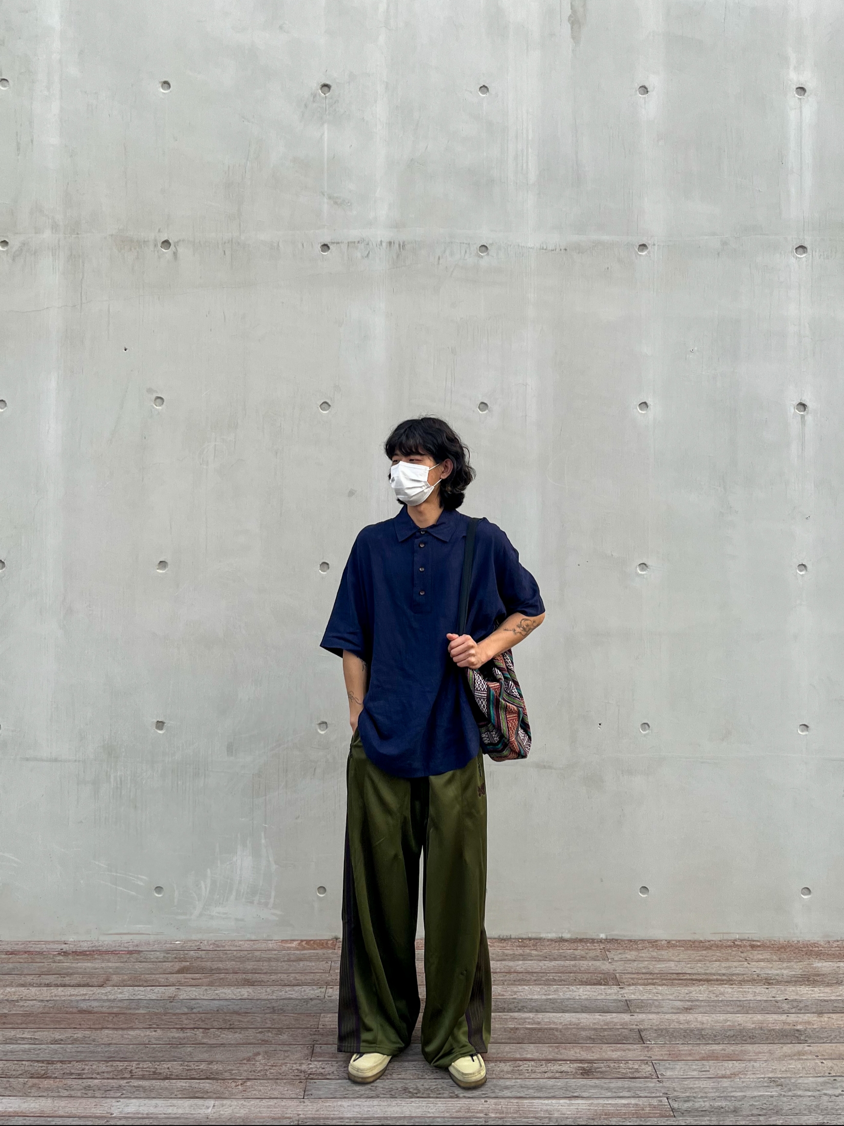 Needles H.D. Track Pants Poly Smooth Olive 착용 스타일 - 1