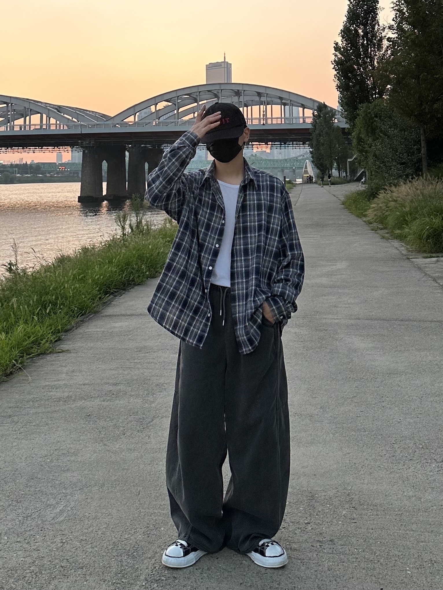 Maison Mihara Yasuhiro Peterson OG Sole Canvas Low Sneakers Black, Maison Mihara Yasuhiro Peterson23 OG Sole Canvas Low-top Sneakers Black 착용 스타일 - 1