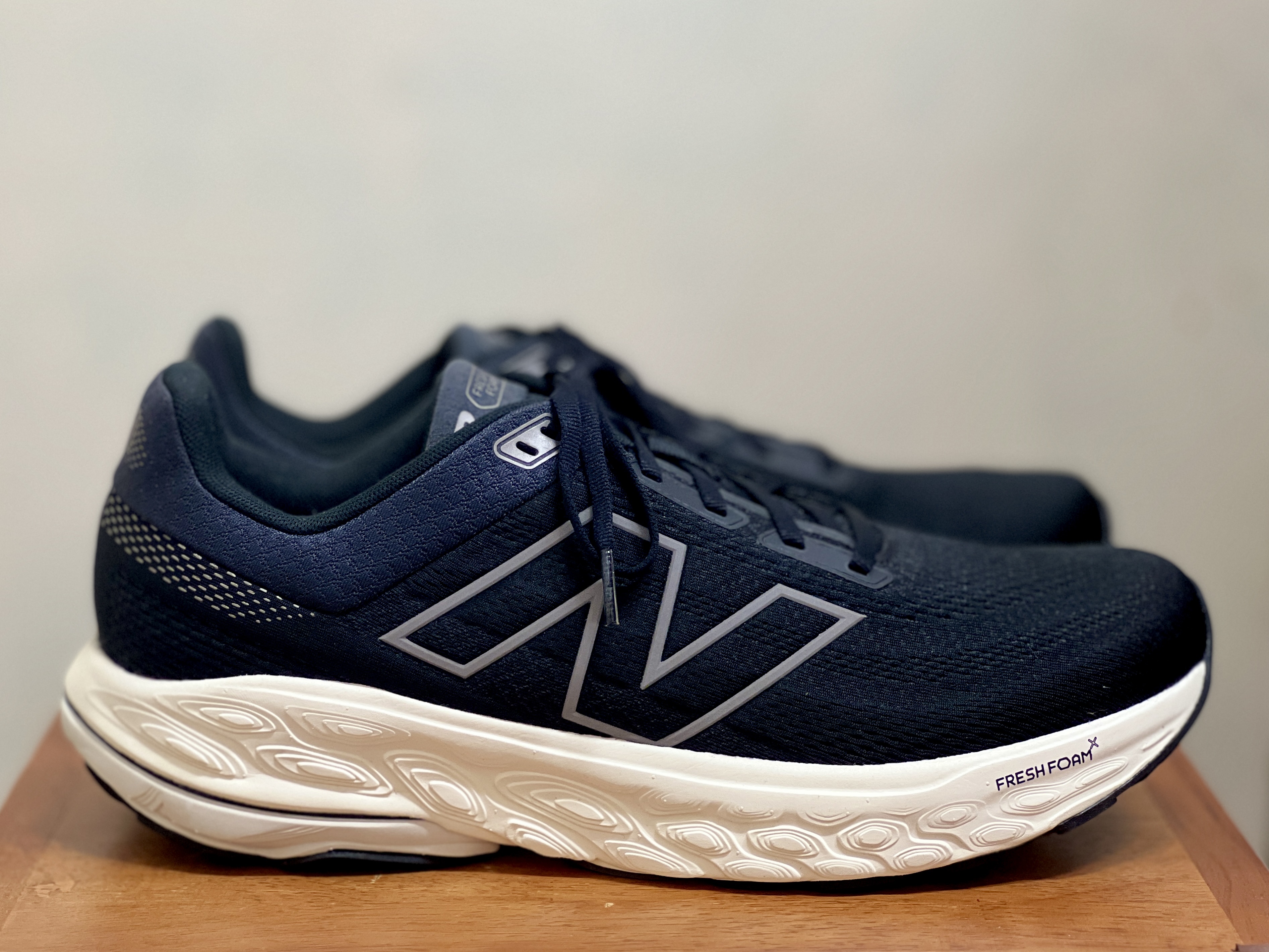 New Balance Fresh Foam 860v14 Black Phantom - 2E Wide 착용 스타일