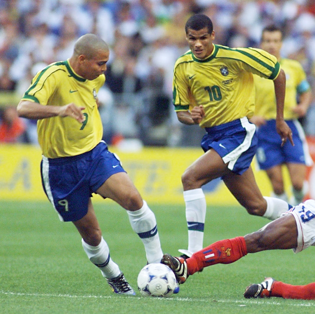 Nike Brazil 1998 Reissue Soccer Replica Jersey Varsity Maize Ronaldo (Marking Ver.) 착용 스타일 - 7
