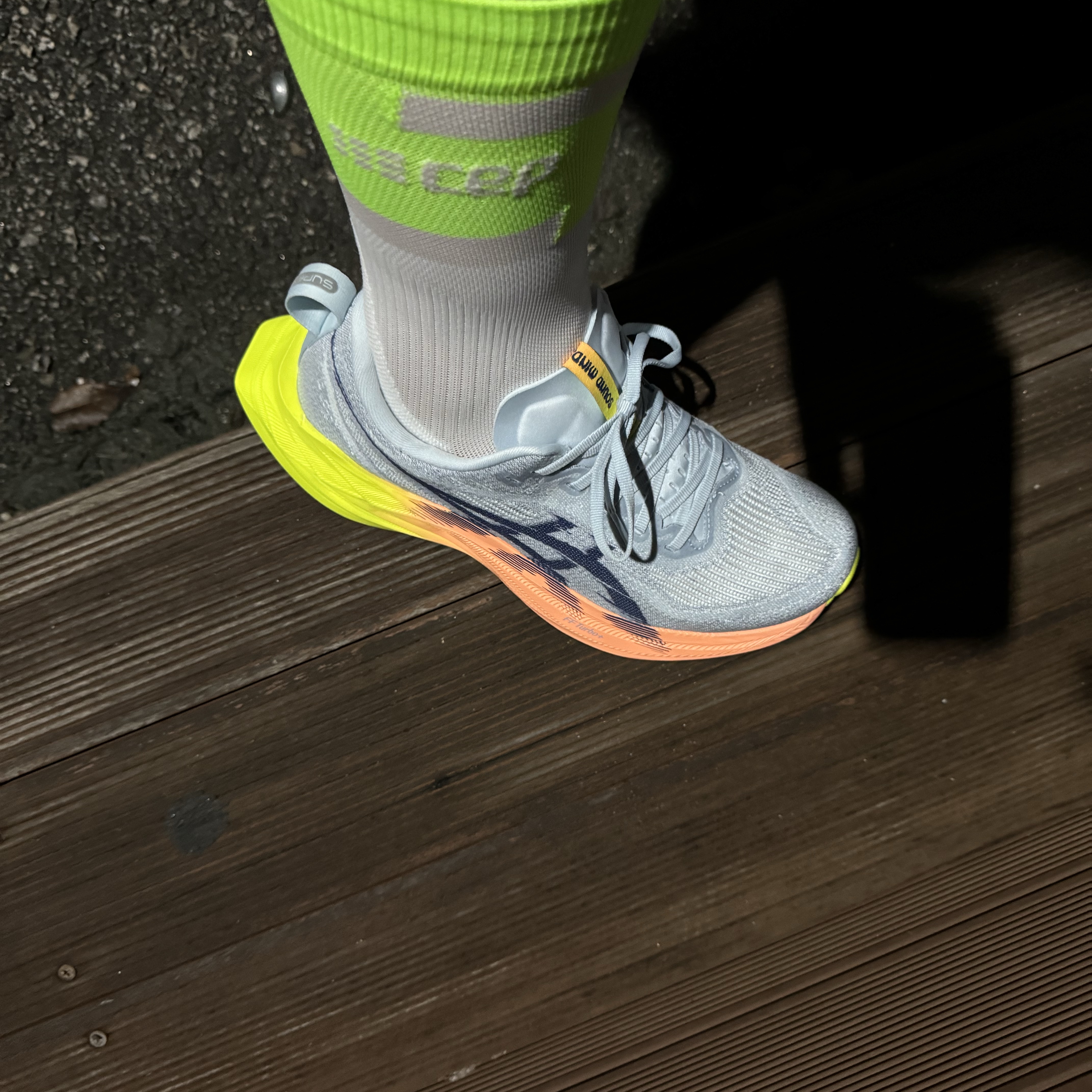 Asics Superblast 2 Paris Cool Grey Safety Yellow 착용 스타일 - 1