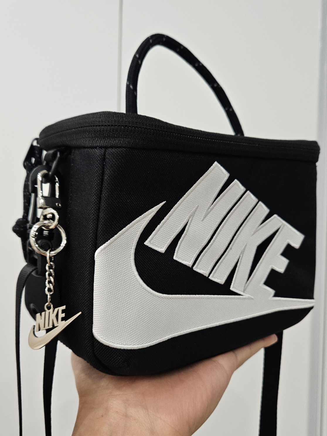 NIke Mini Shoebox Crossbody Bag 3L Black 착용 스타일