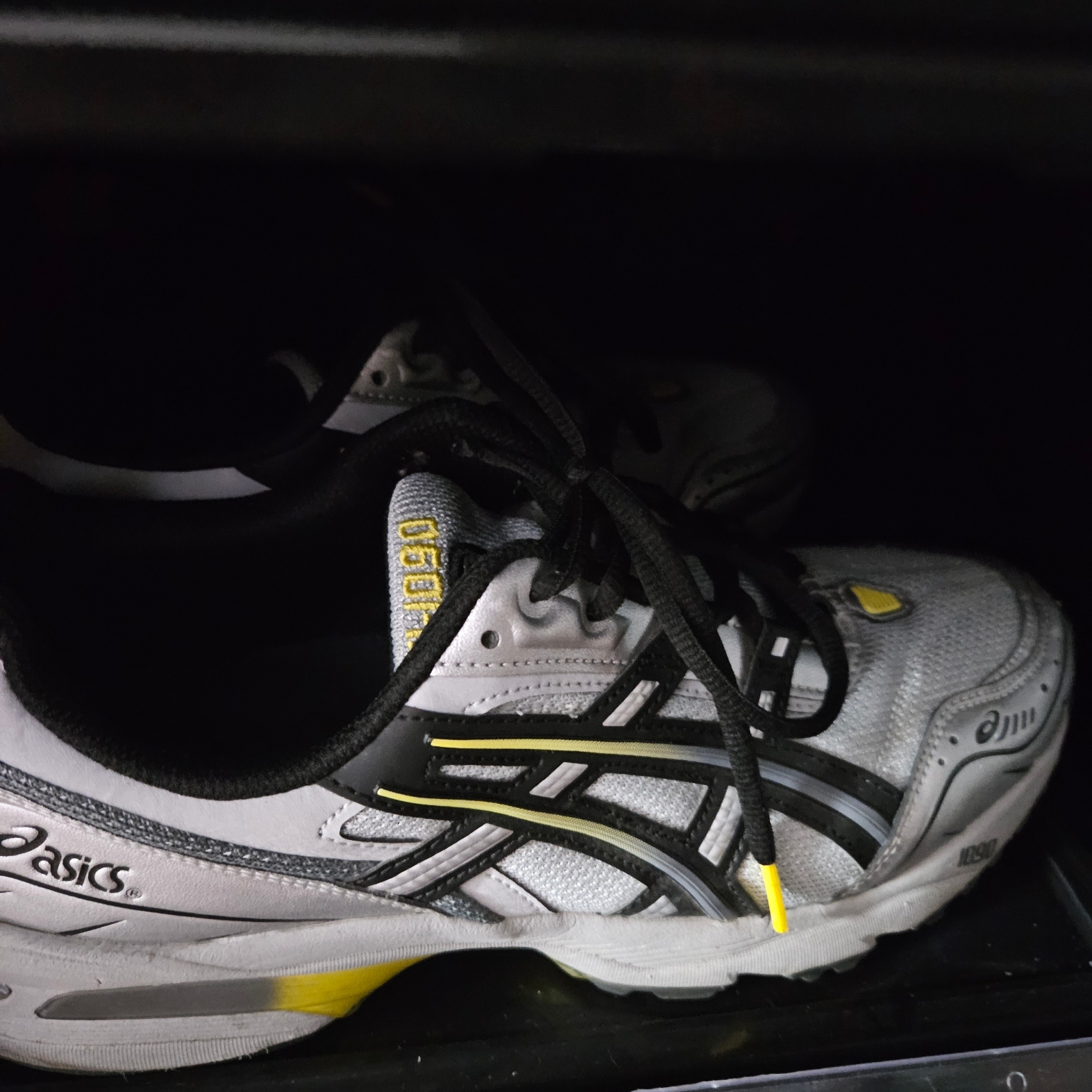 Asics Gel-1090 Mid Grey Black 착용 스타일